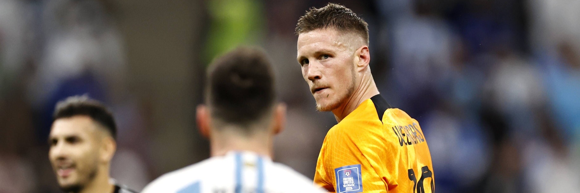 Der niederländische Stürmer Wout Weghorst schickt liebe Grüße an Argentiniens Lionel Messi, der ihn bei der WM live im TV beleidigte.&nbsp;