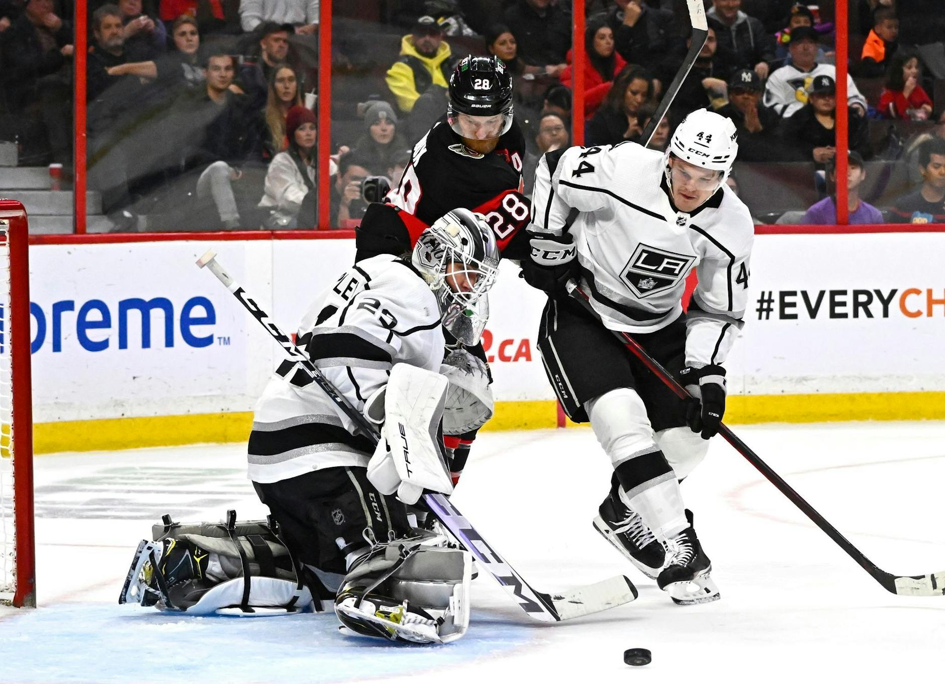 Claude Giroux (M) von den Ottawa Senators in Aktion mit Pheonix Copley (l) und Mikey Anderson (r) von den Los Angeles Kings. P/dpa