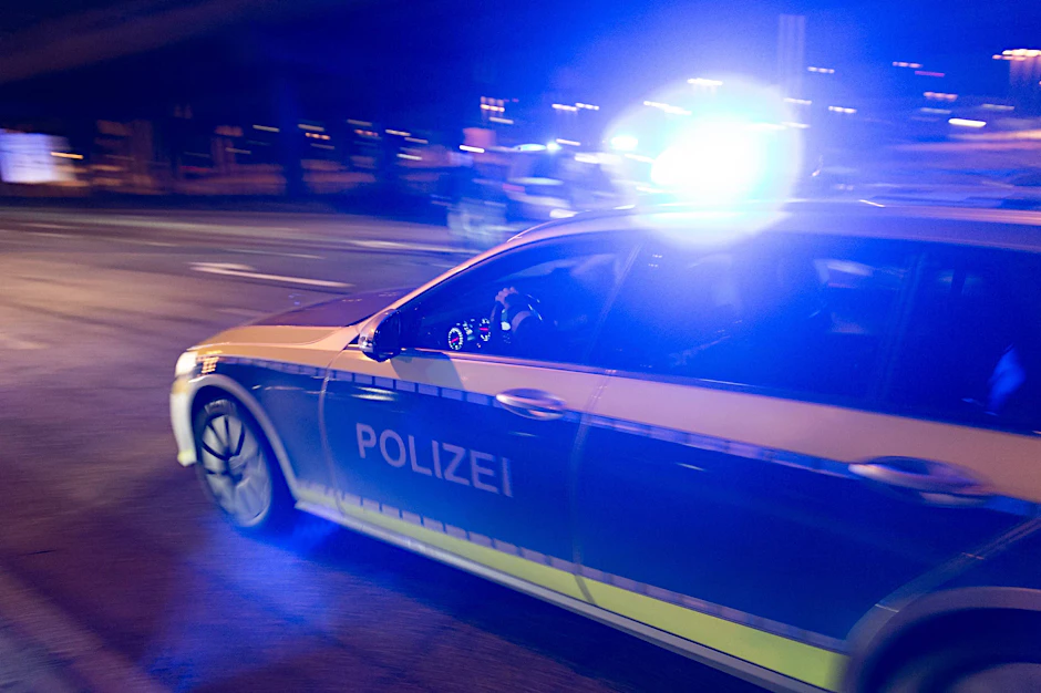 Ein 18-Jähriger (ohne Führerschein) raste vor der Polizei davon. 