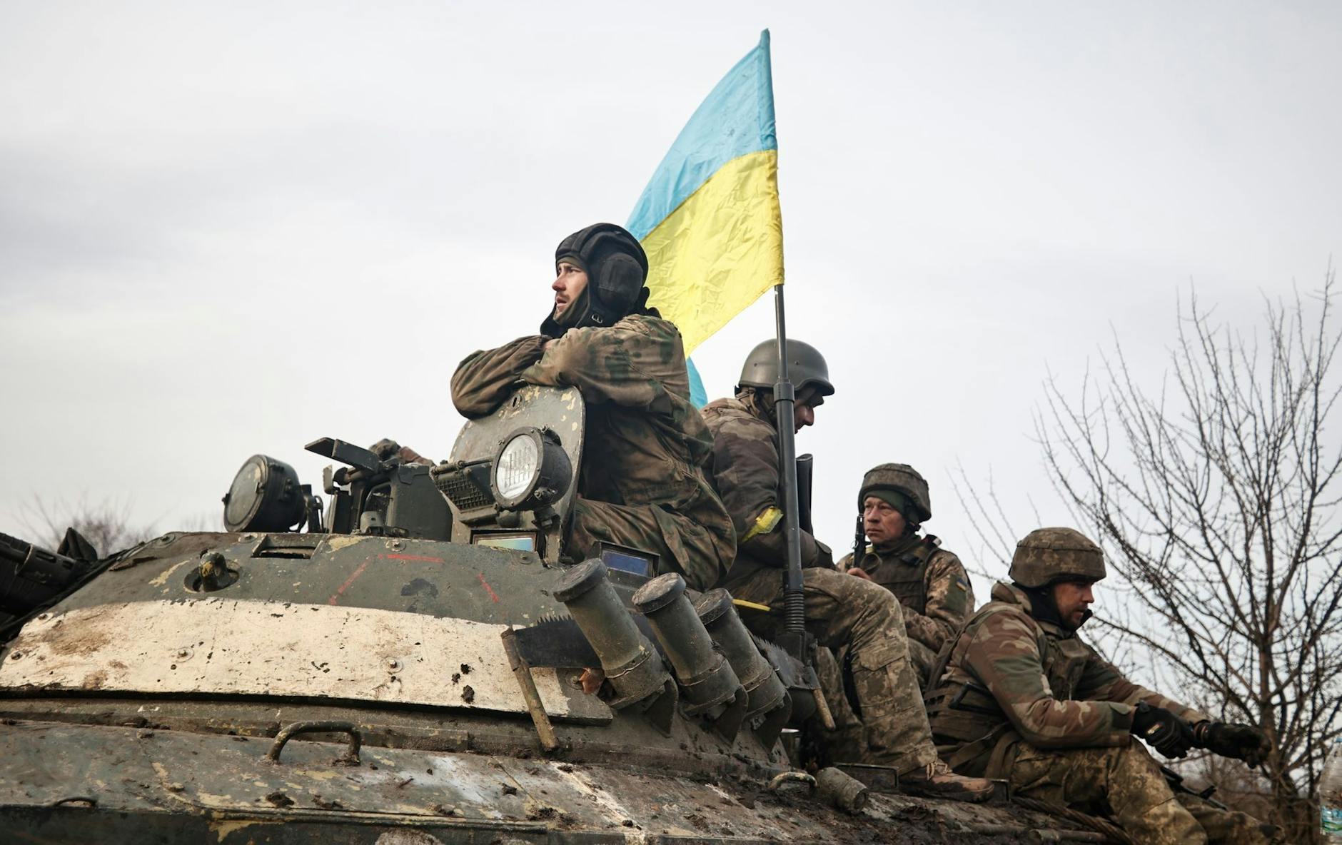 Ukrainische Soldaten beziehen Stellung an der Frontlinie.
