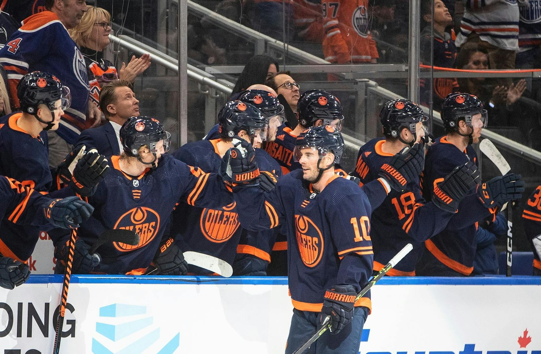 Die Edmonton Oilers bei Torjubel gegen die Arizona Coyotes. via AP/dpa