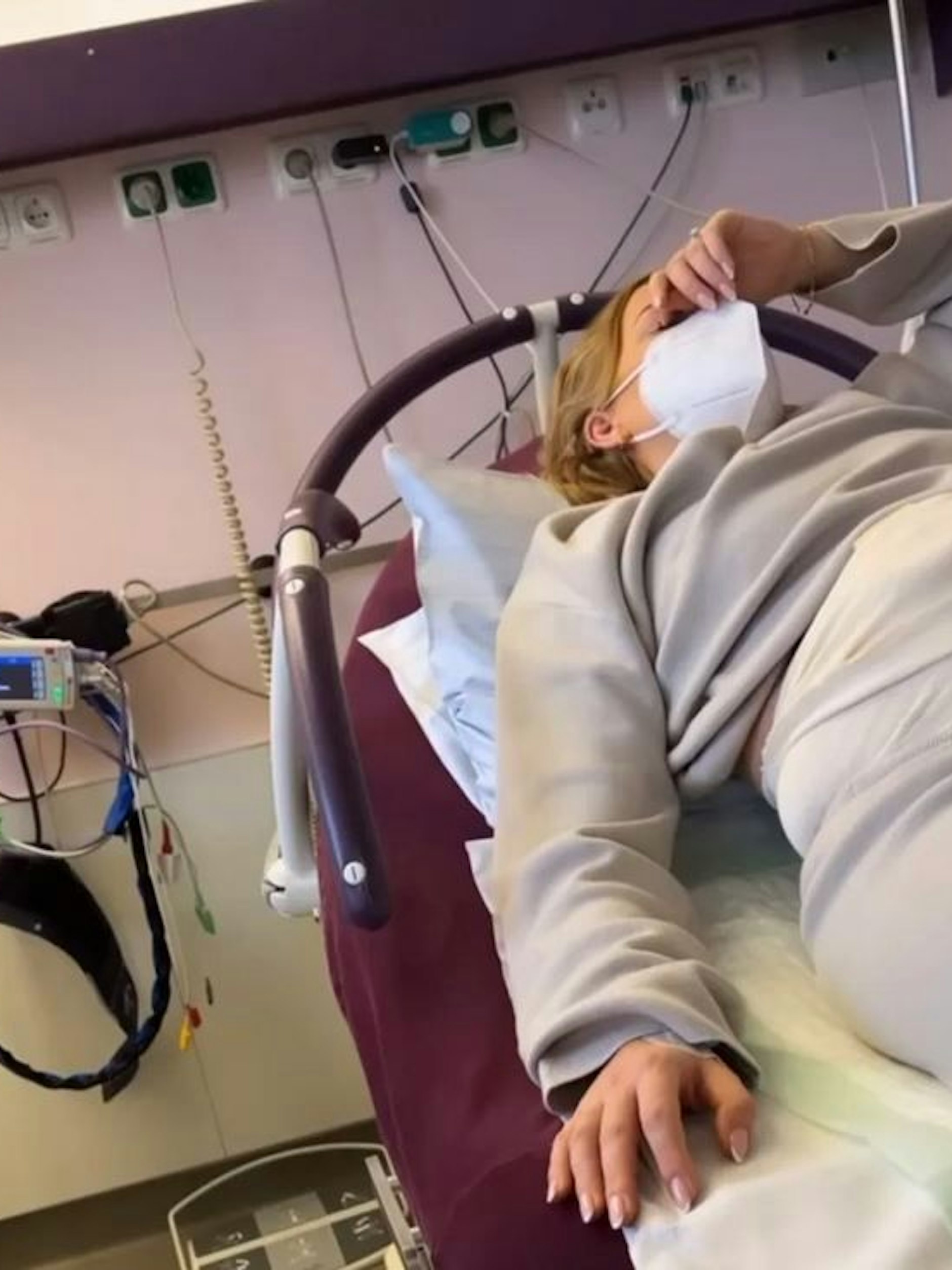 Laura (26) erschöpft im Krankenhaus. 