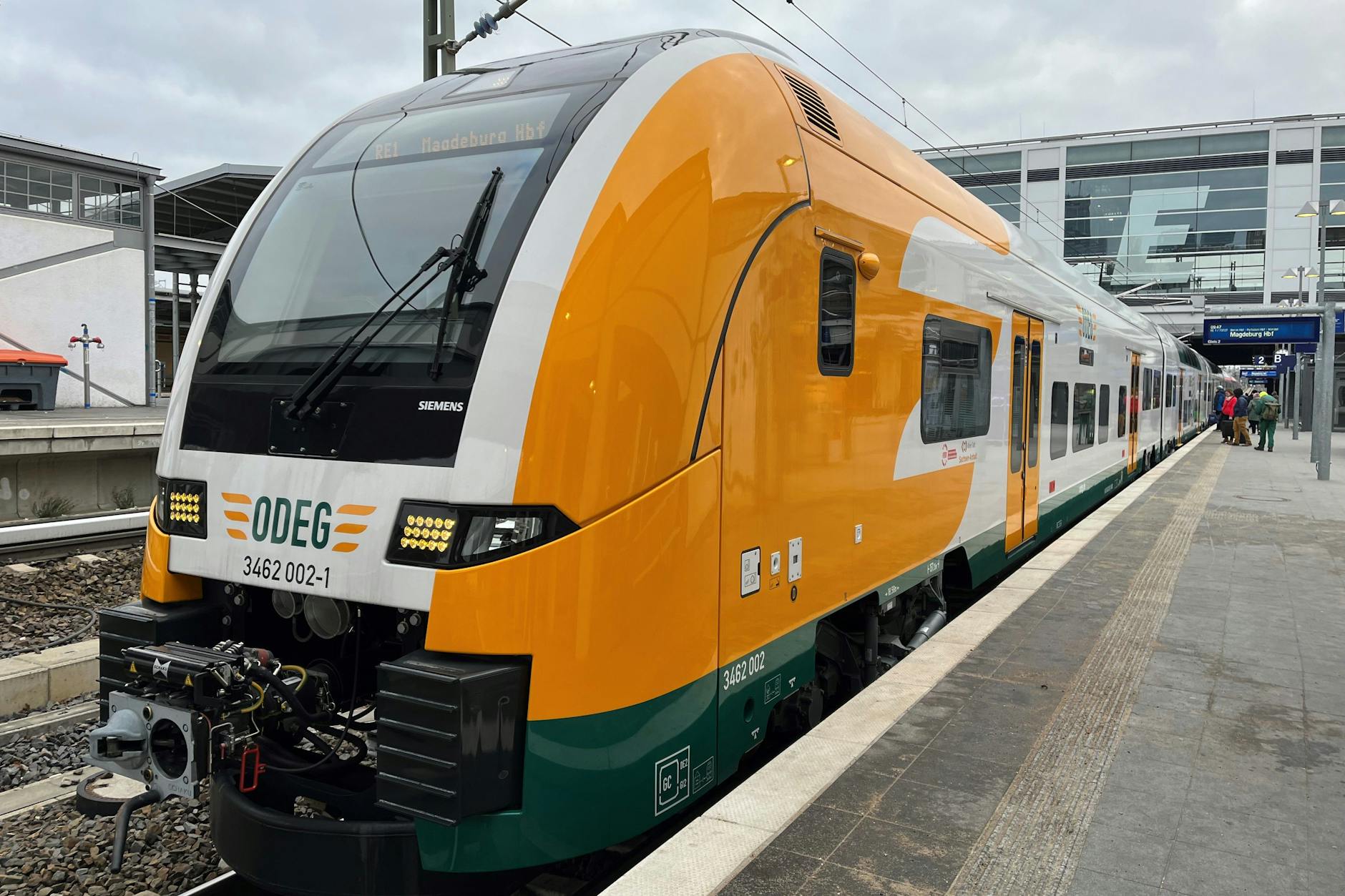 Nach dem großen Linientausch im Netz Elbe-Spree ist nun die Ostdeutsche Eisenbahn (Odeg) auf der Linie RE1 unterwegs. Ein Zug von Frankfurt (Oder) nach Magdeburg hält im Bahnhof Berlin Ostkreuz.