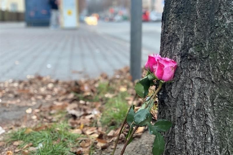 Trauernde haben an der Bushaltestelle Blumen niedergelegt. 