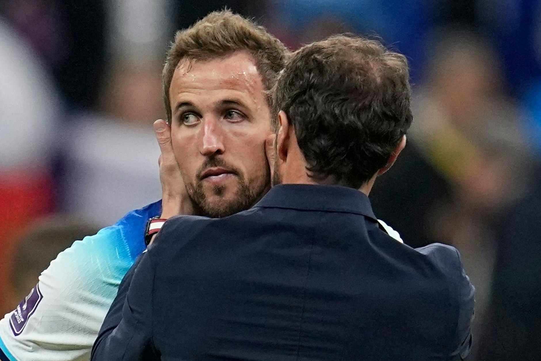 Englands Kapitän Harry Kane wird von Nationalcoach Gareth Southgate getröstet.