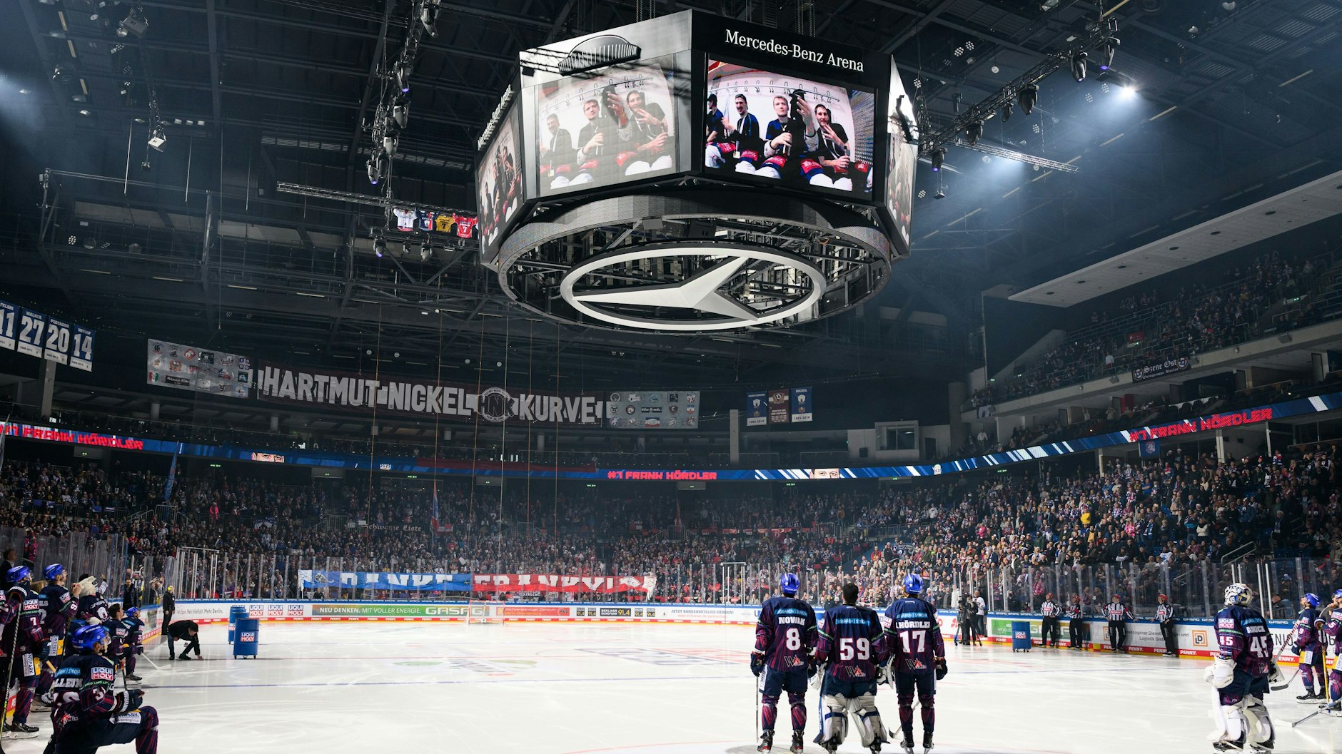 Als auf dem Media-Würfel unvergessliche Szenen von Frank Hördlers Karriere flimmern, schaut die ganze MB-Arena gebannt zu.