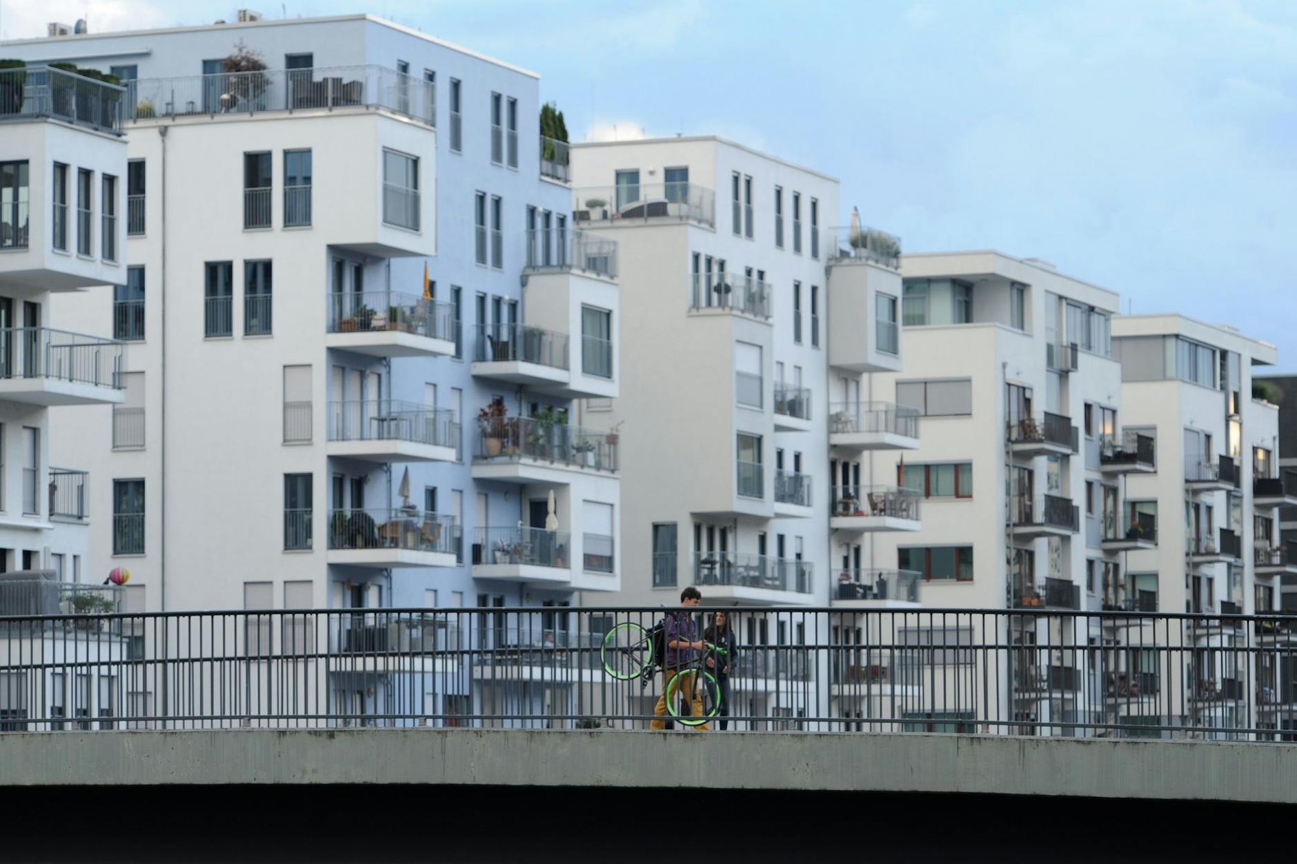Die Angebotsmieten zogen in Berlin im dritten Quartal wieder schneller an. Um durchschnittlich 8,3 Prozent verteuerten sich die Mietangebote für die Hauptstadt zwischen Juli und September dieses Jahres im Vergleich zum Vorjahreszeitraum, wie aus Daten des Instituts der deutschen Wirtschaft (IW) hervorgeht