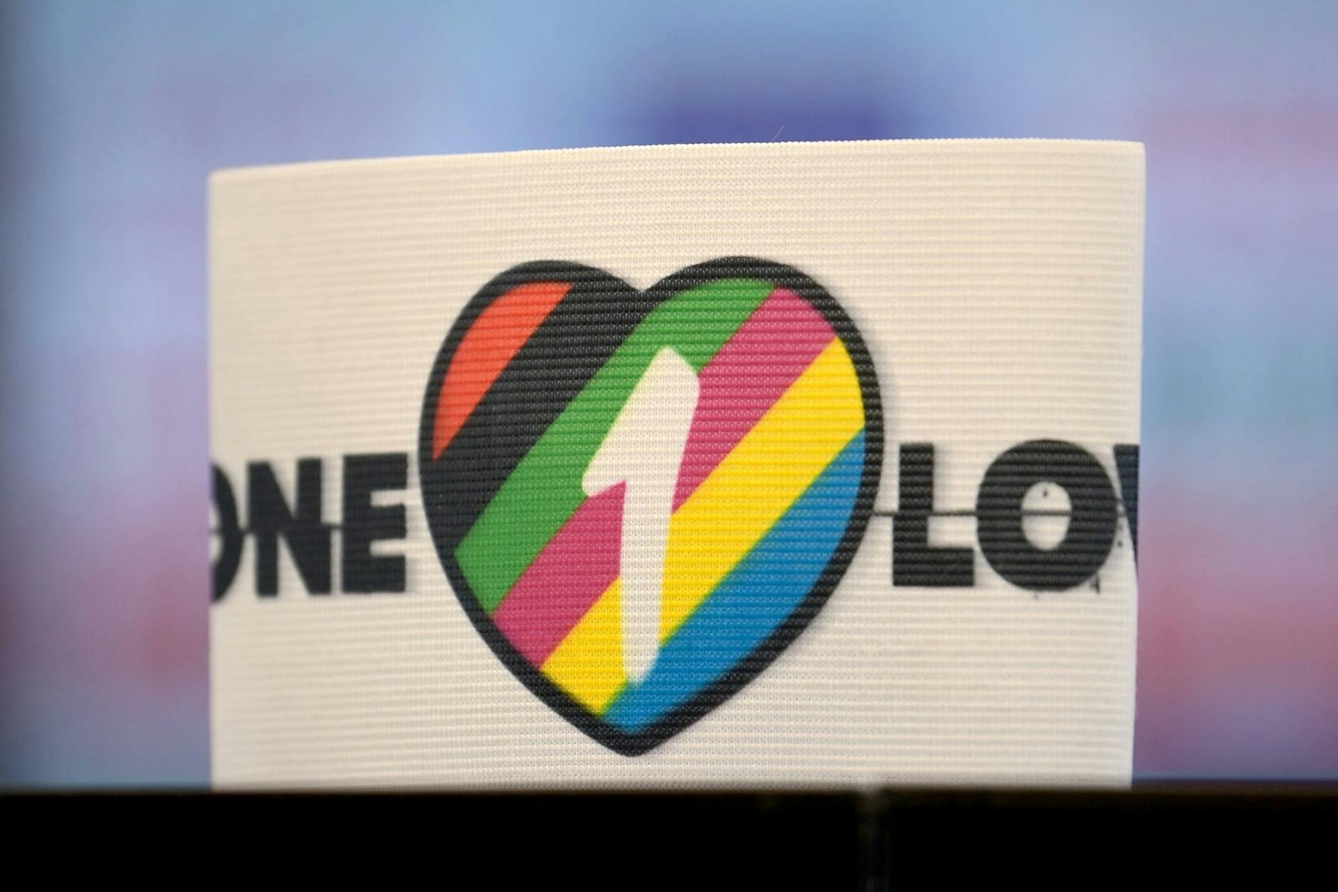 ARCHIV - Die FIFA war in Europa wegen des «One Love»-Verbots stark kritisiert worden.