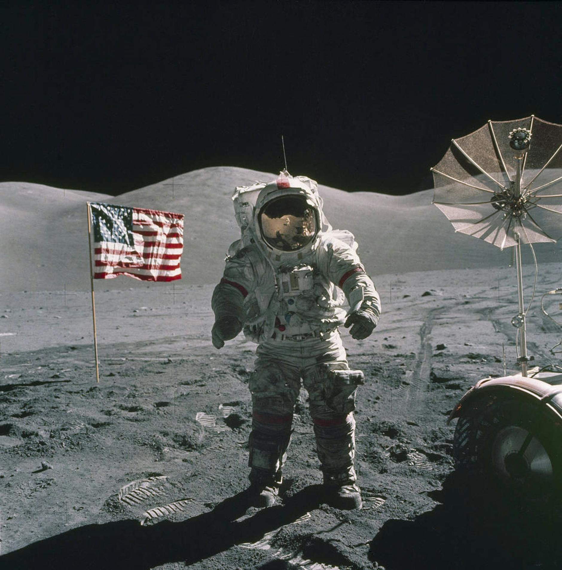 HANDOUT - Der US-Astronaut Eugene Cernan steht auf dem Mond (1972), im Hintergrund die US-Fahne.