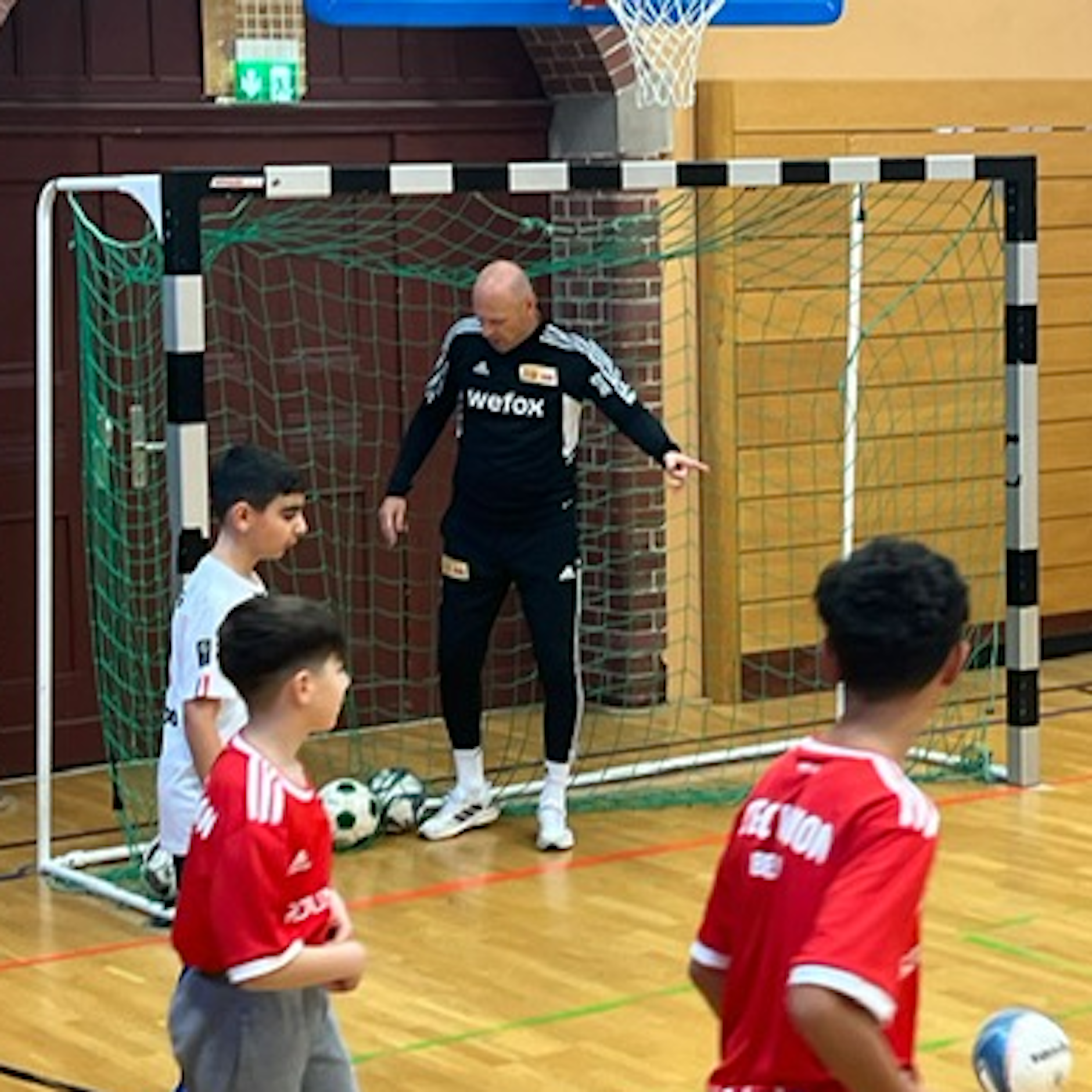 Co-Trainer Markus Hoffmann holt beim Training in der Zürich-Schule die Bälle aus dem Tor.