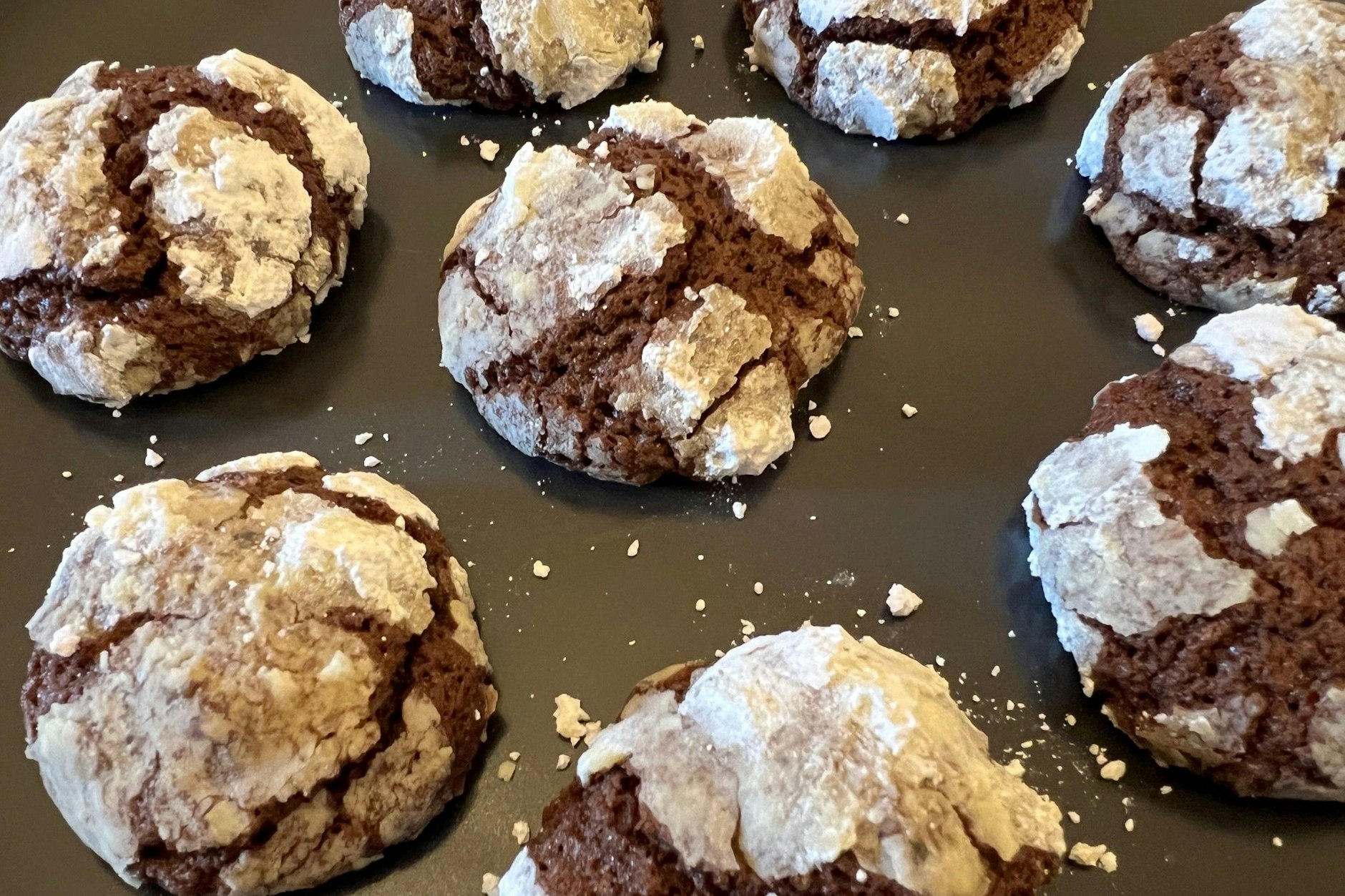 Das Crinkle-Cookies-Rezept ist absolut anfängertauglich, dabei so lecker und sie sehen so toll aus.