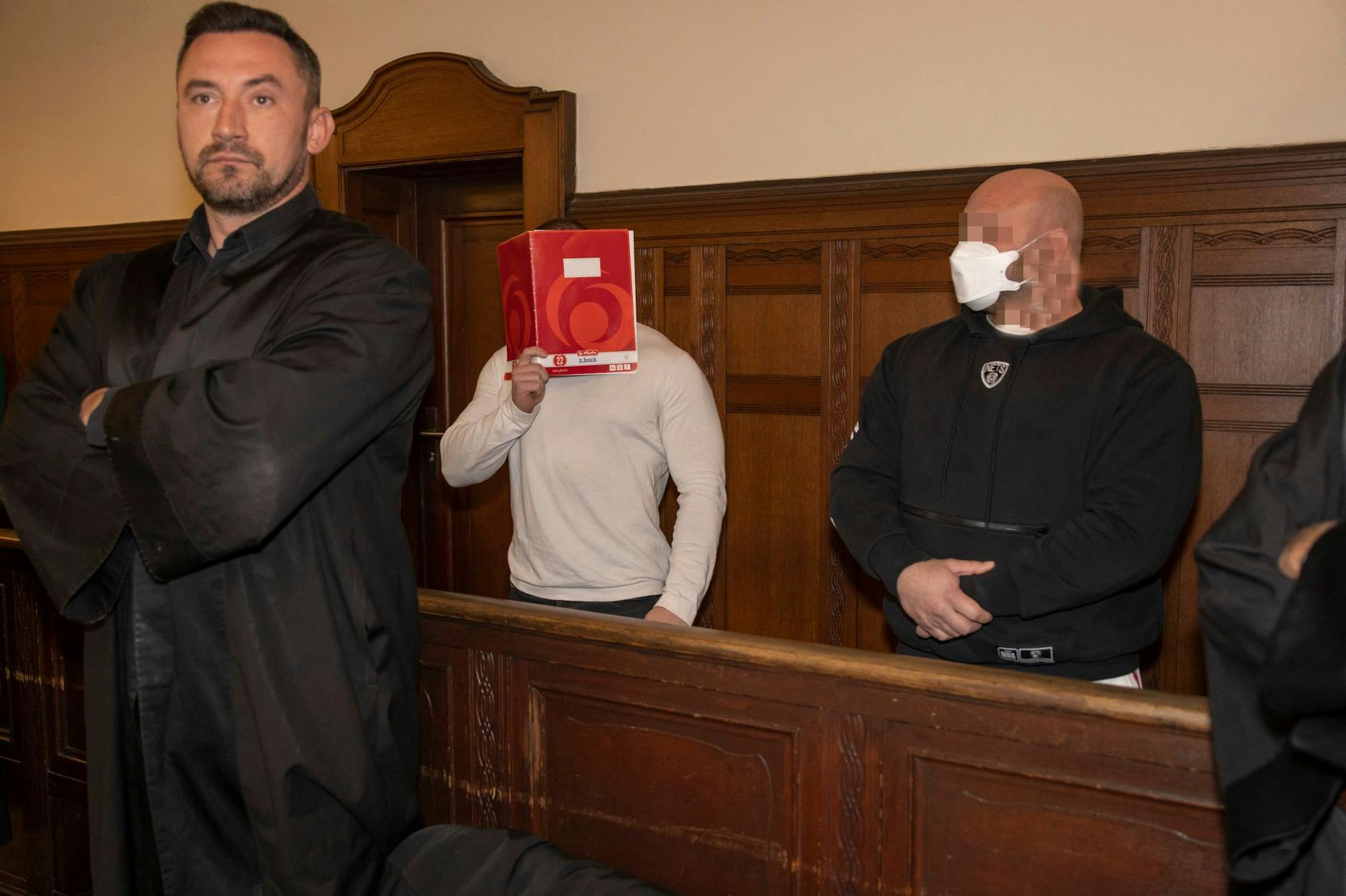 Tim H. (M.) und Thomas F. (r.) müssen sich vor einer Schwurgerichtskammer wegen Verabredung zum Mord verantworten.