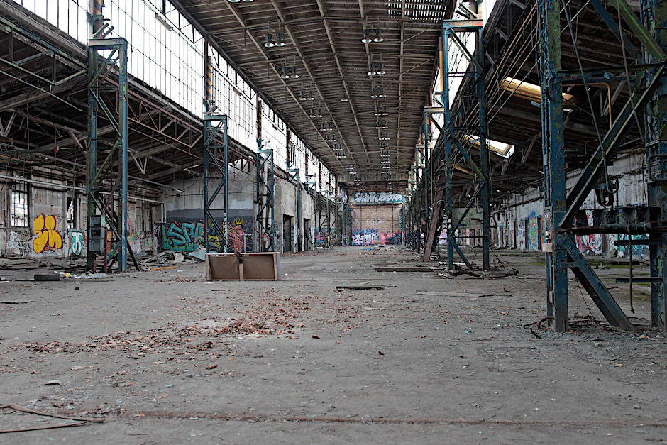 Blick in Halle 4 auf dem ehemaligen Flugplatz Johannisthal: Das denkmalgeschützte Bauwerk kann laut Bebauungsplan abgerissen werden. Per Protokollnotiz versuchen die Abgeordneten des Stadtentwicklungsausschusses die Halle noch zu retten.&nbsp;
