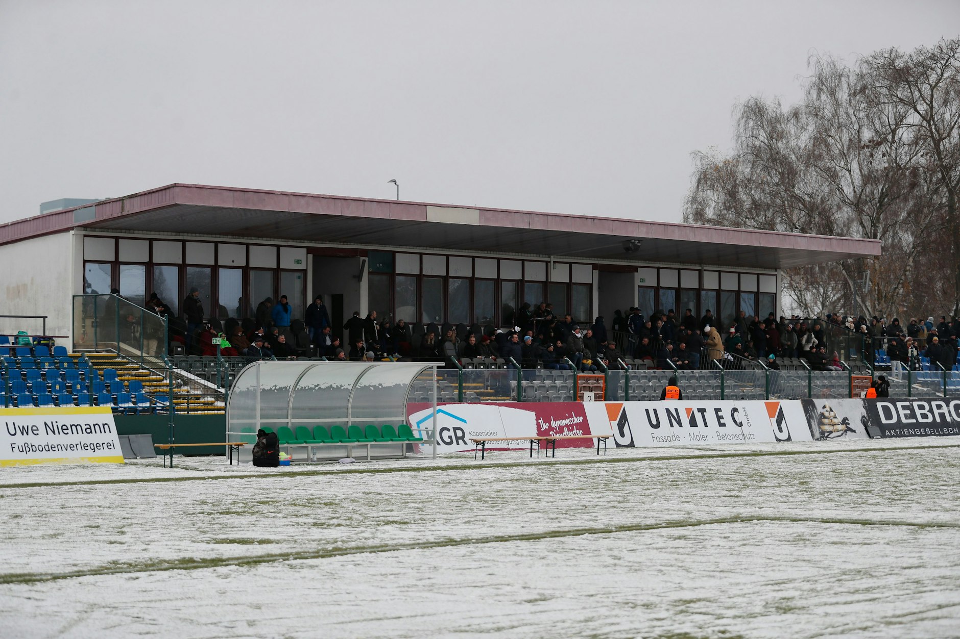 Grüne Linien, weißes Feld: Fußball bei Schnee im Sportforum Hohenschönhausen.