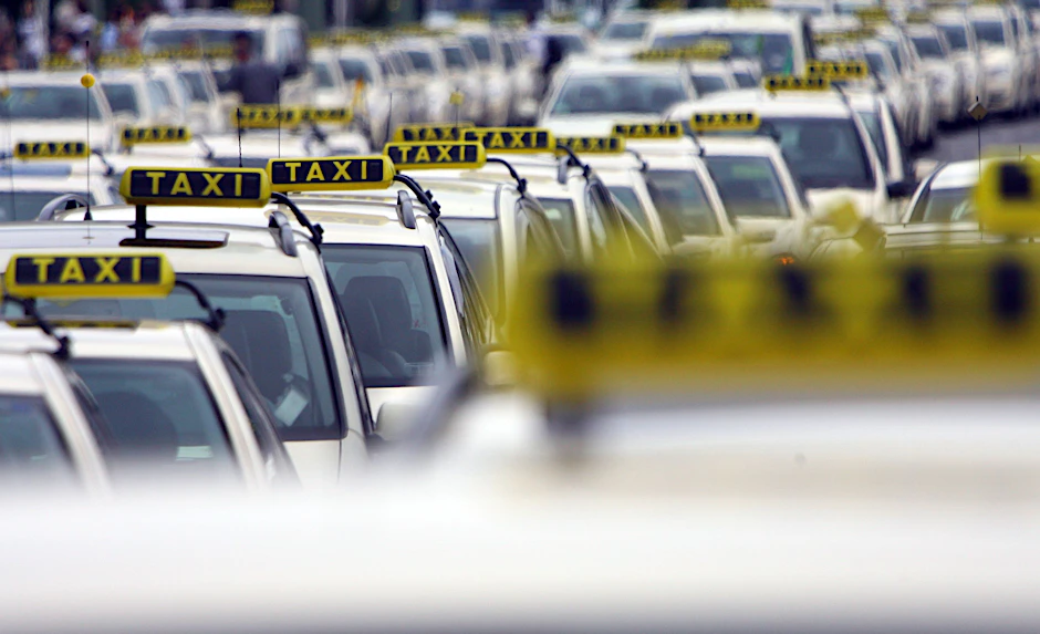 Berliner Taxis warten auf Fahrgäste. Im November 2022 waren in Berlin nur noch 5445 Taxikonzessionen vergeben. Zum Vergleich: 2019 gab es noch 8044 Taxis in dieser Stadt.