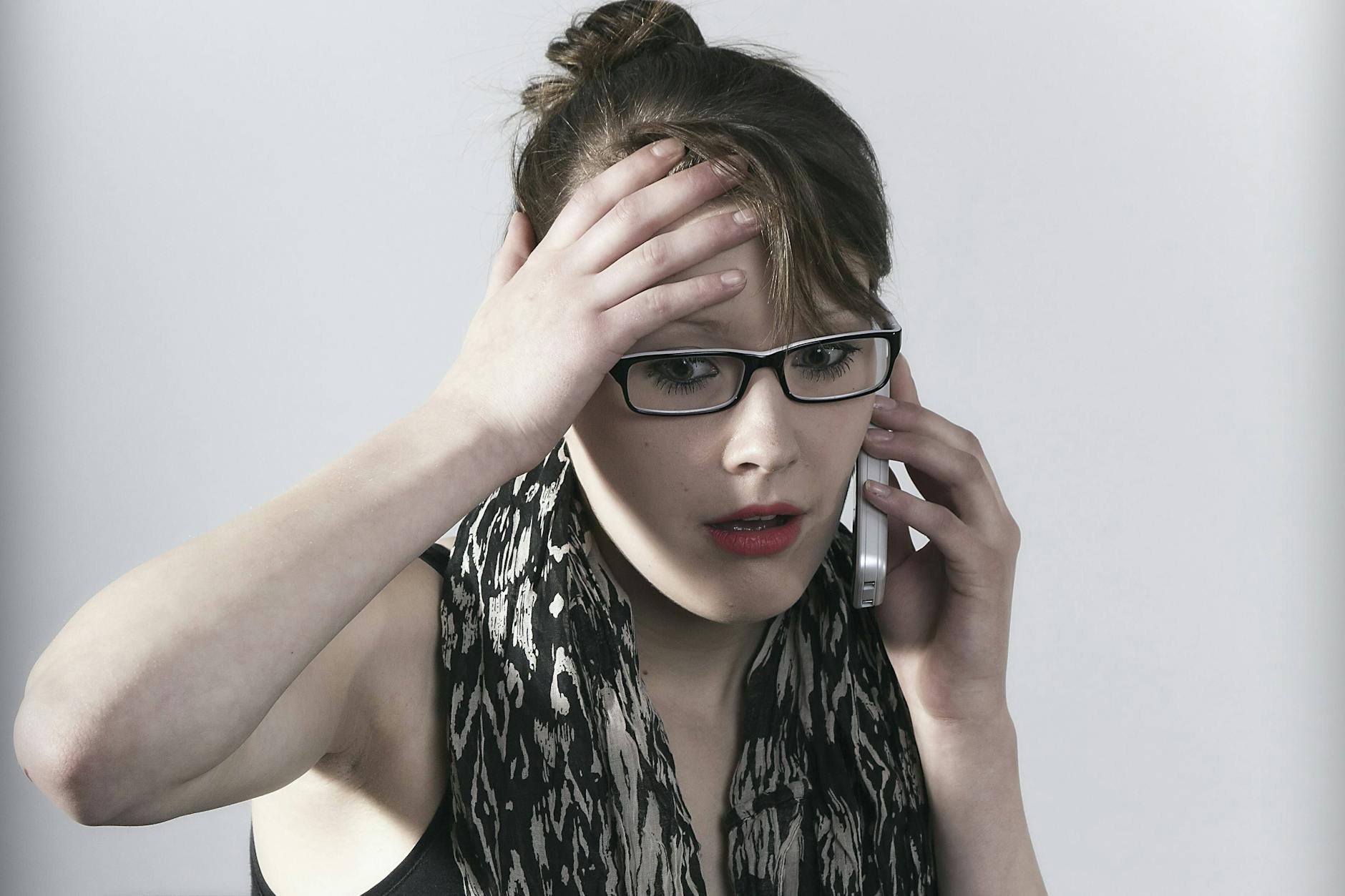 Ein unbekannter Anrufer will Sie am Telefon unter Druck setzen? Geben Sie auf keinen Fall Daten heraus oder überweisen Sie Geld.