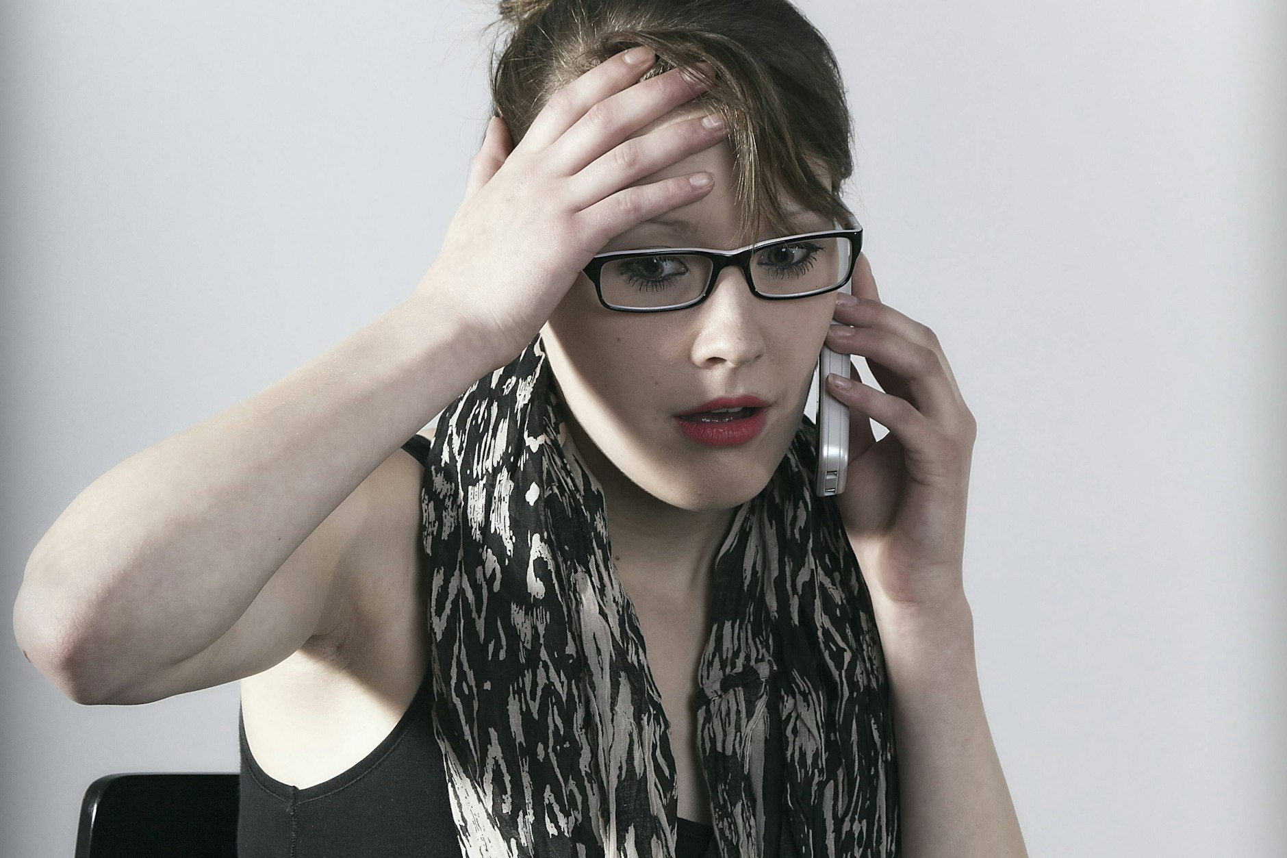 Ein unbekannter Anrufer will Sie am Telefon unter Druck setzen? Geben Sie auf keinen Fall Daten heraus oder überweisen Sie Geld.