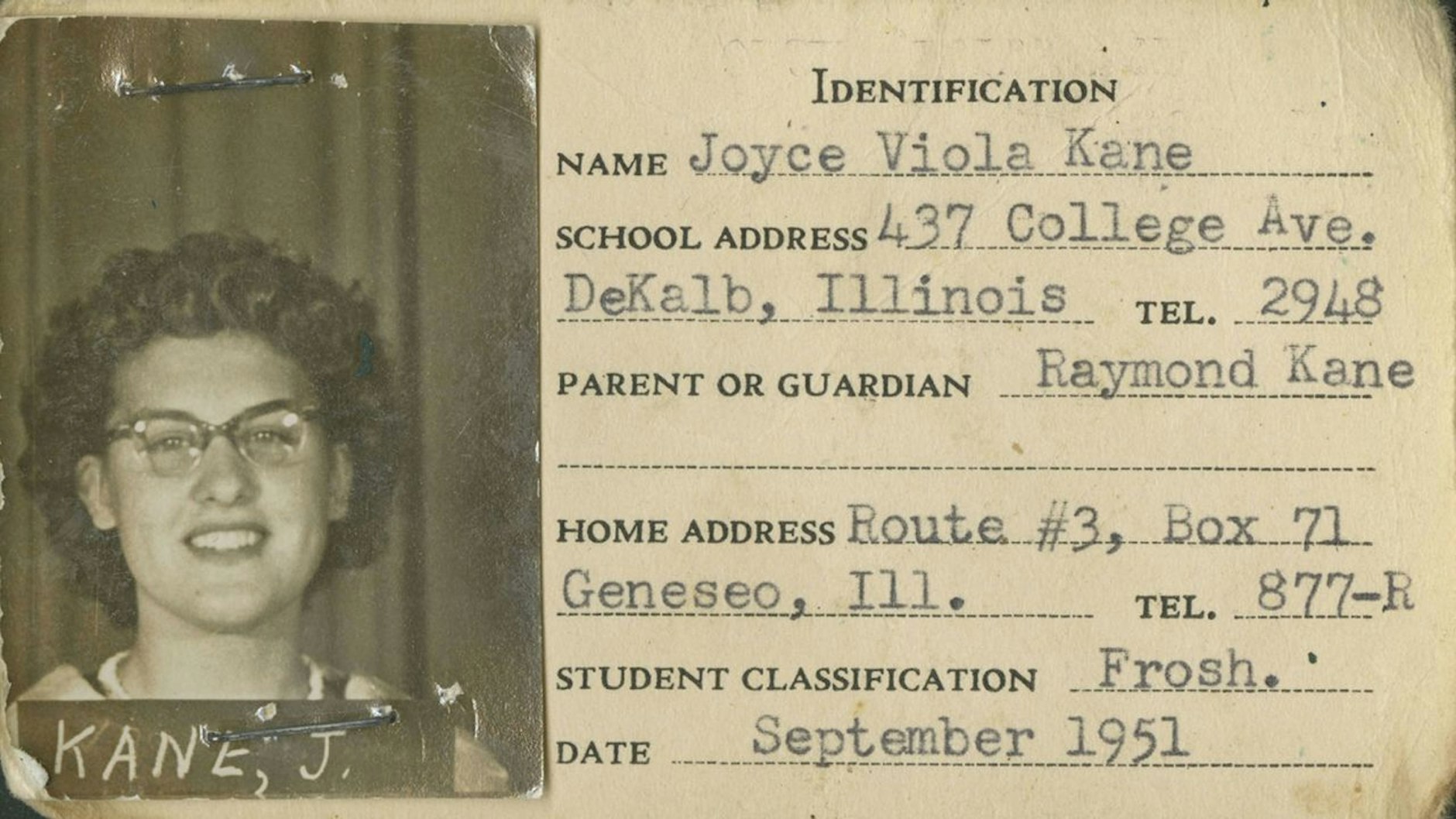 Joyce DeFauws Studentenausweis von 1951 an der Northern Illinois University