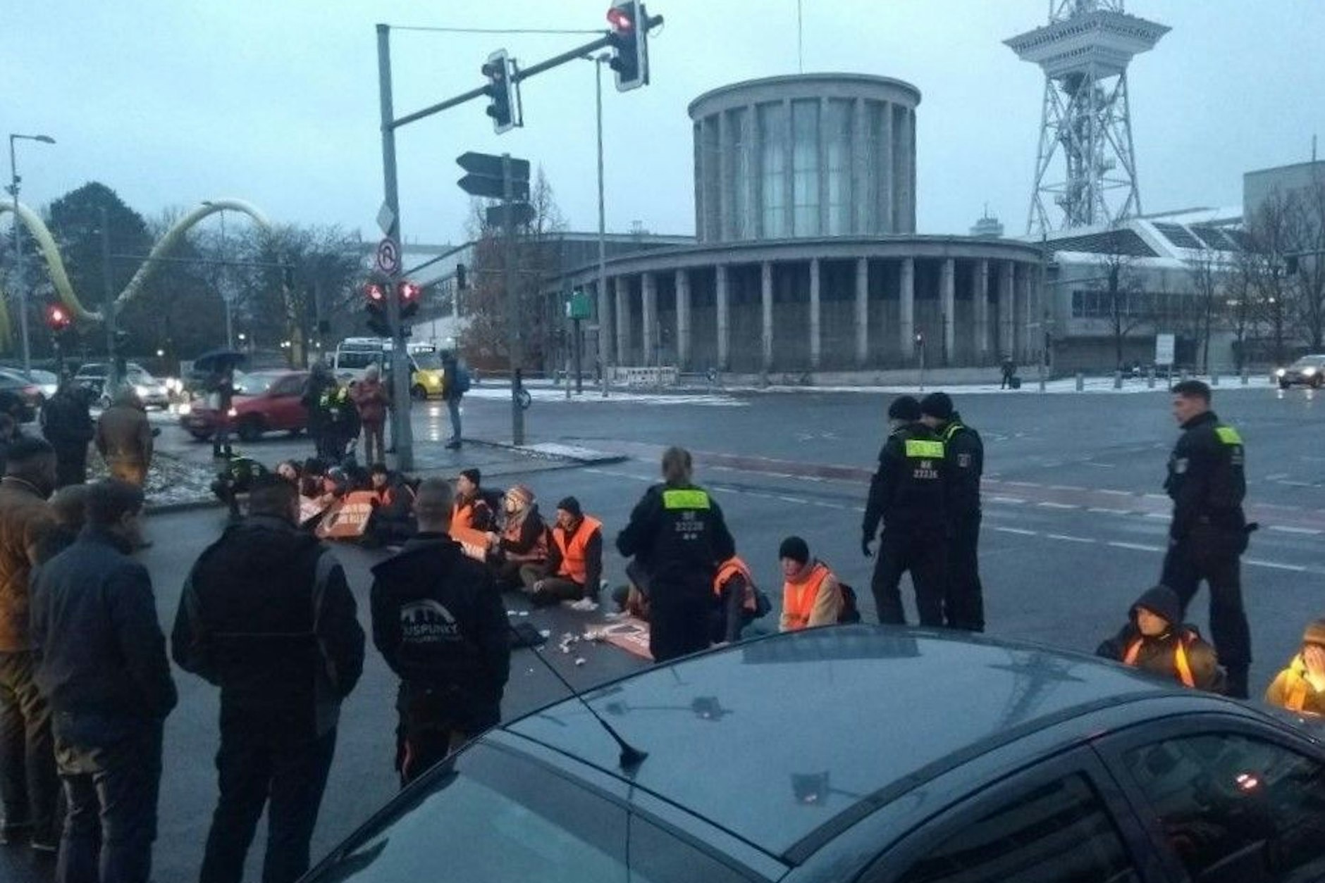 Aktivistinnen und Aktivisten am Montag auf der Halenseestraße.