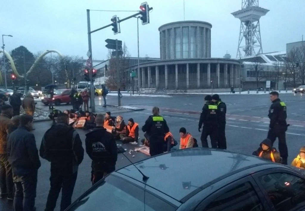 „Letzte Generation“ blockiert Berliner Südwesten: Streit mit Autofahrern eskaliert