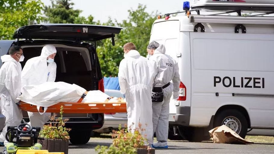 Axtmord in Kalletal: Ermittler der Polizei arbeiten am Tatort.