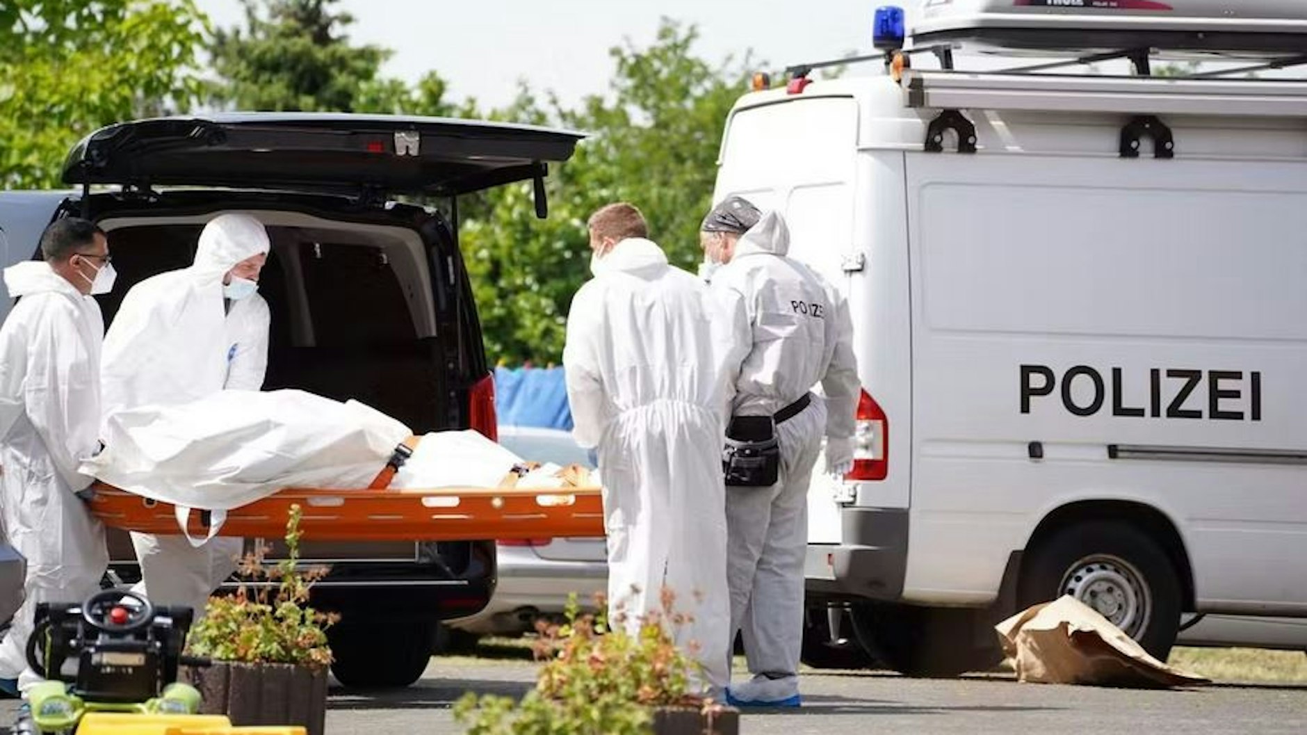 Axtmord in Kalletal: Ermittler der Polizei arbeiten am Tatort.