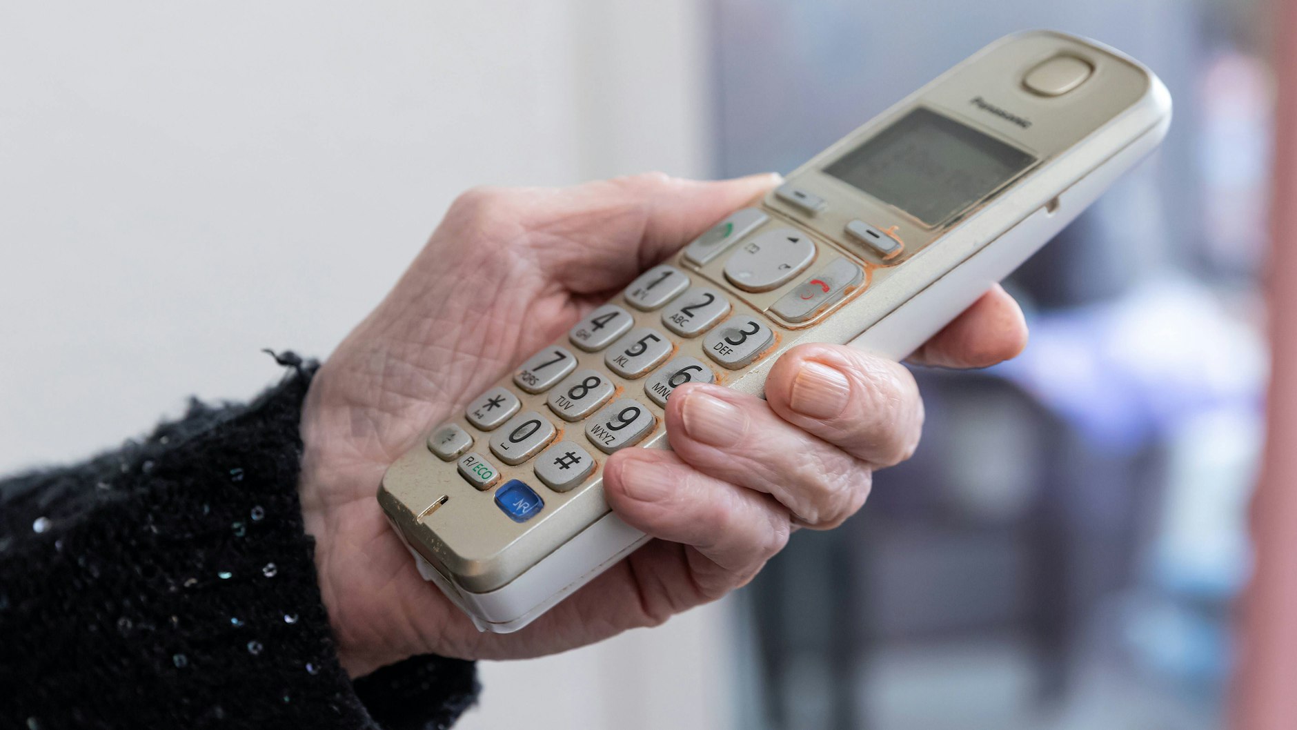 Spam-Anrufer haben es oft auf ältere Menschen abgesehen.