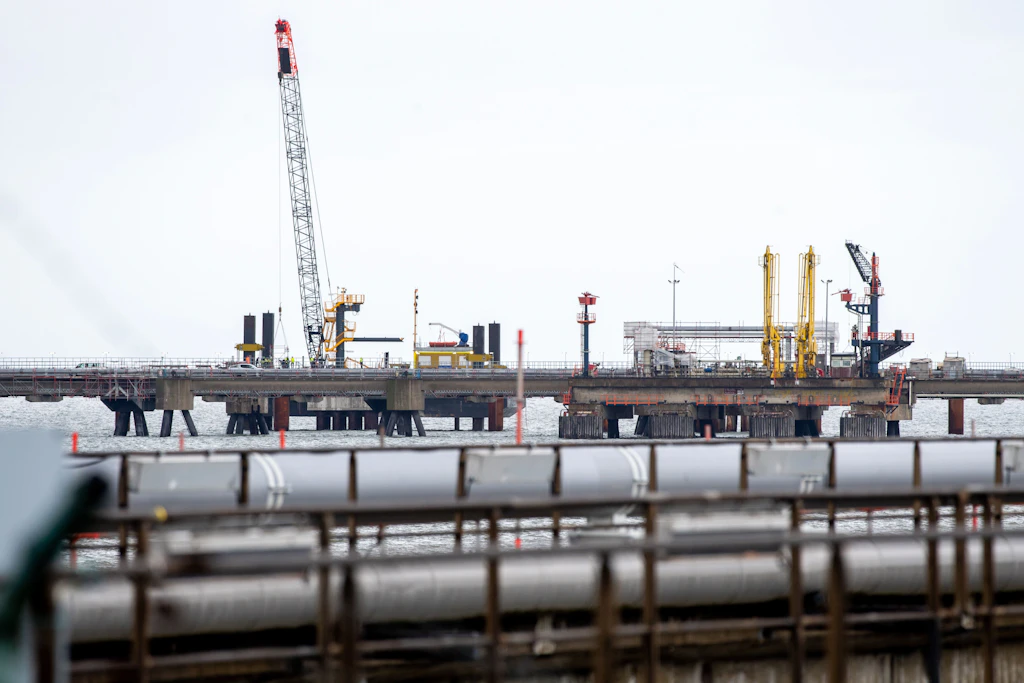 „Statt in acht Jahren“: Leitung für erstes LNG-Terminal in Rekordzeit fertig gebaut