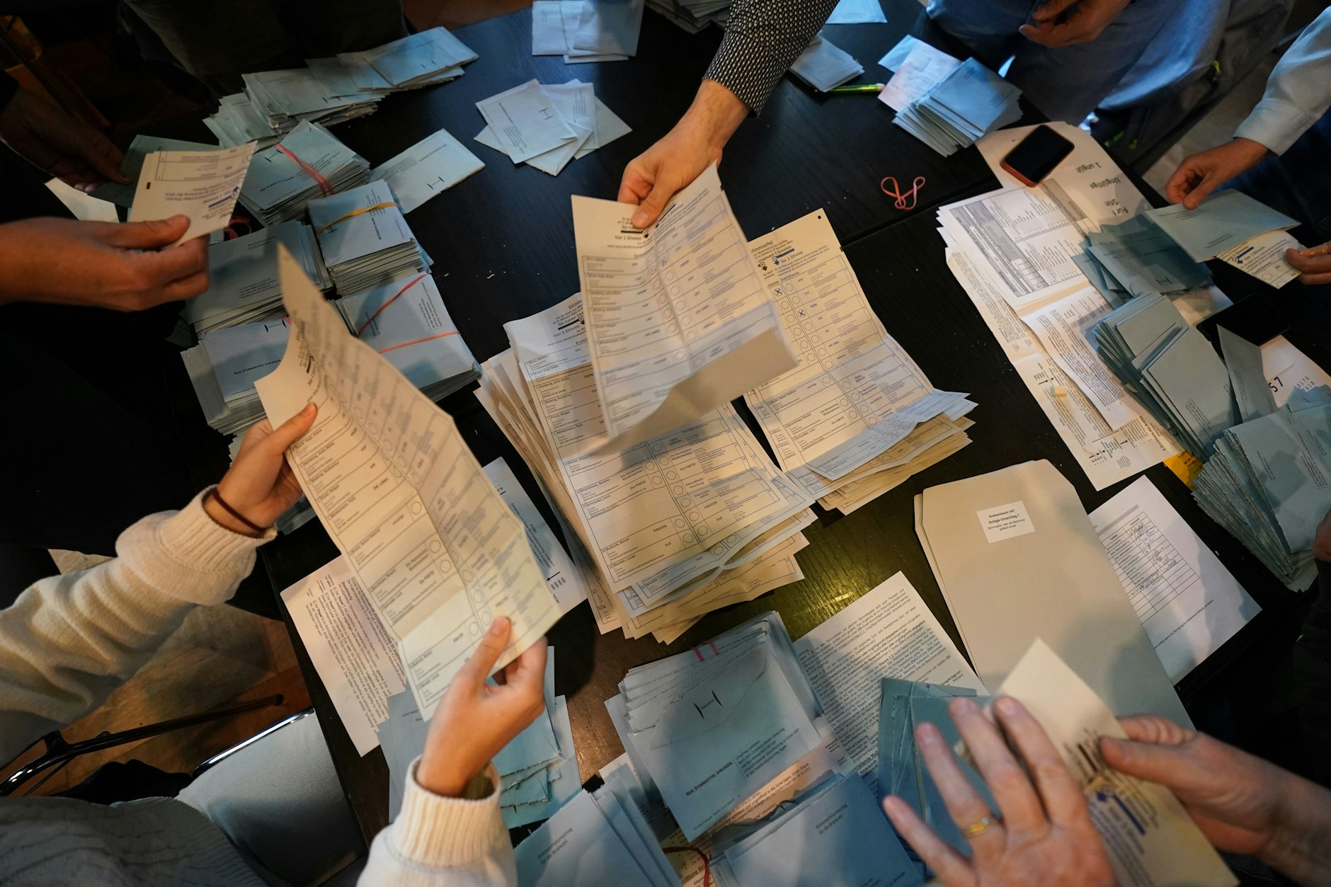 Wahlhelfer sortieren die Wahlzettel bei einer Stimmauszählung. Im Februar wird die Abgeordnetenhauswahl in Berlin wiederholt. 