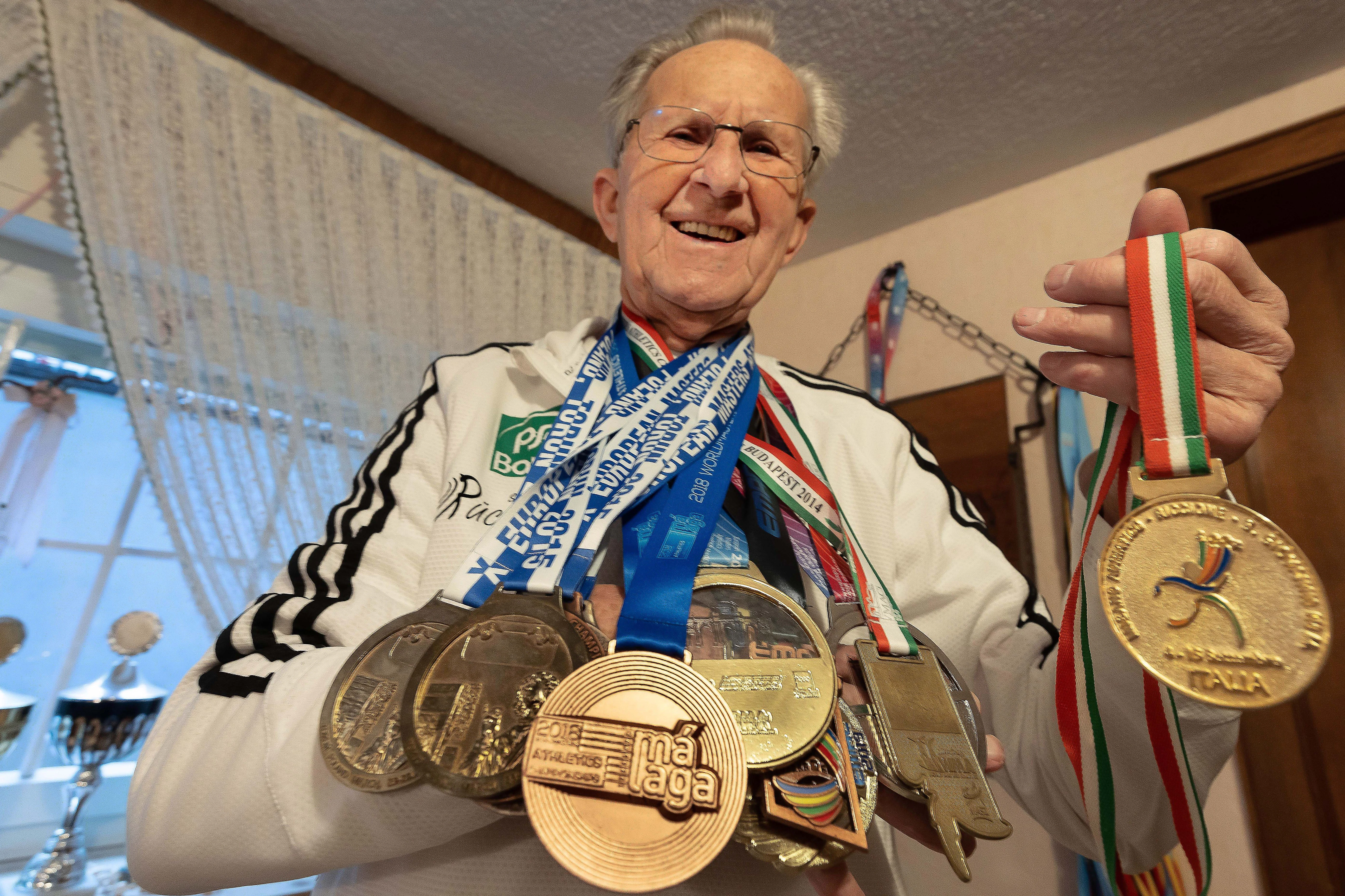 Es ist Gold, was glänzt: Klemens Wittig zeigt etliche seiner Medaillen, die er gewonnen hat.