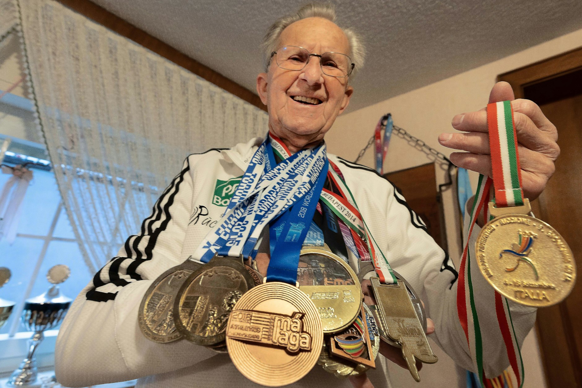 Es ist Gold, was glänzt: Klemens Wittig zeigt etliche seiner Medaillen, die er gewonnen hat.