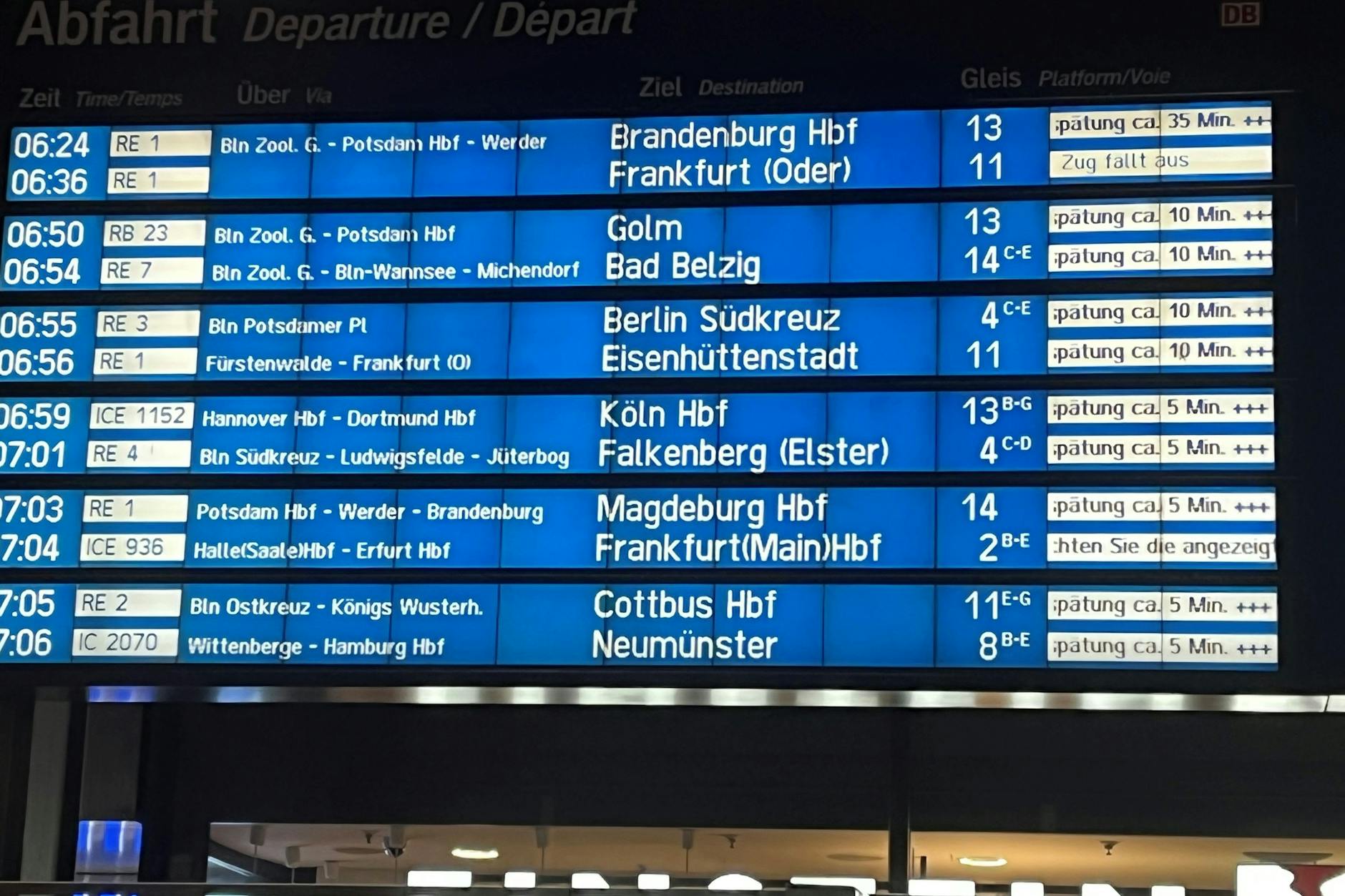Ein guter Morgen sieht anders aus: Am Morgen des 12. Dezember zeigt die Infotafel im Berliner Hauptbahnhof Verspätungen und einen Ausfall an.