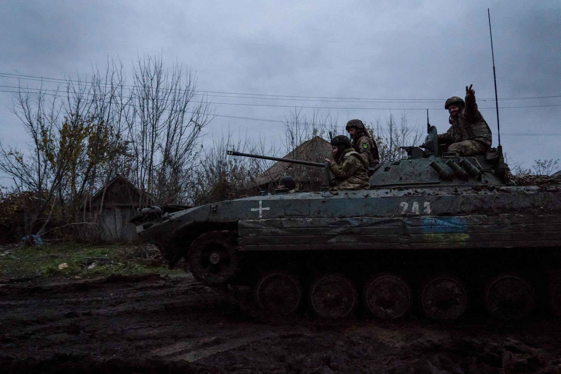 Ukraine: Sanitäter und Soldaten auf einem gepanzerten Mannschaftswagen. Die ukrainischen Truppen setzen ihre Gegenoffensive in der Ostukraine fort. Nun soll ihnen ein großer Schlag gegen die Söldnergruppe Wagner gelungen sein. 