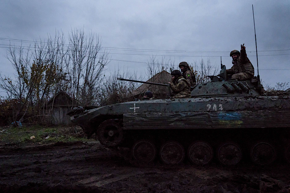 Ukraine: Sanitäter und Soldaten auf einem gepanzerten Mannschaftswagen. Die ukrainischen Truppen setzen ihre Gegenoffensive in der Ostukraine fort. Nun soll ihnen ein großer Schlag gegen die Söldnergruppe Wagner gelungen sein.&nbsp;