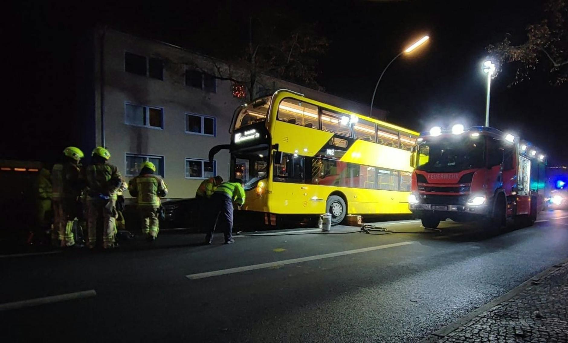dpatopbilder - Feuerwehrkräfte sind im Einsatz nach einem Unfall mit einem BVG-Bus.