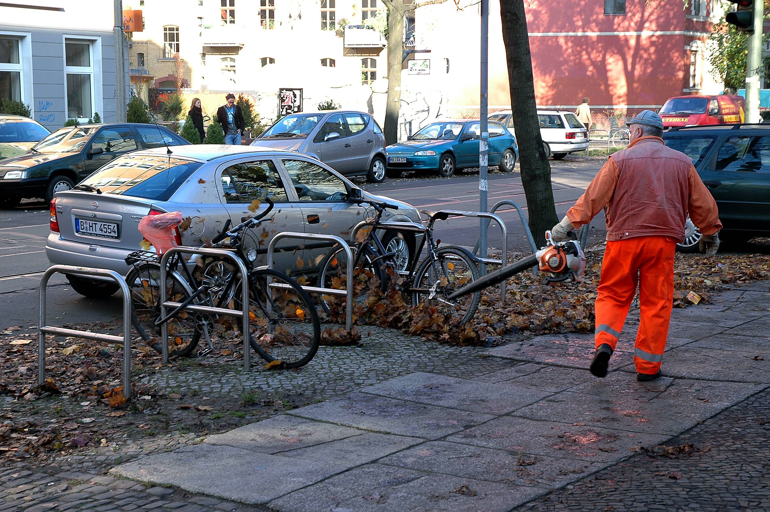 Image - Geht’s noch! Berliner Stadtreinigung (BSR) kehrt Schmutz und Laub unter parkende Autos