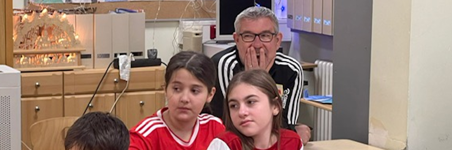 Union-Trainer Urs Fischer ist in der Neuköllner Zürich-Grundschule mittendrin statt nur dabei und hat sichtlich viel Spaß.