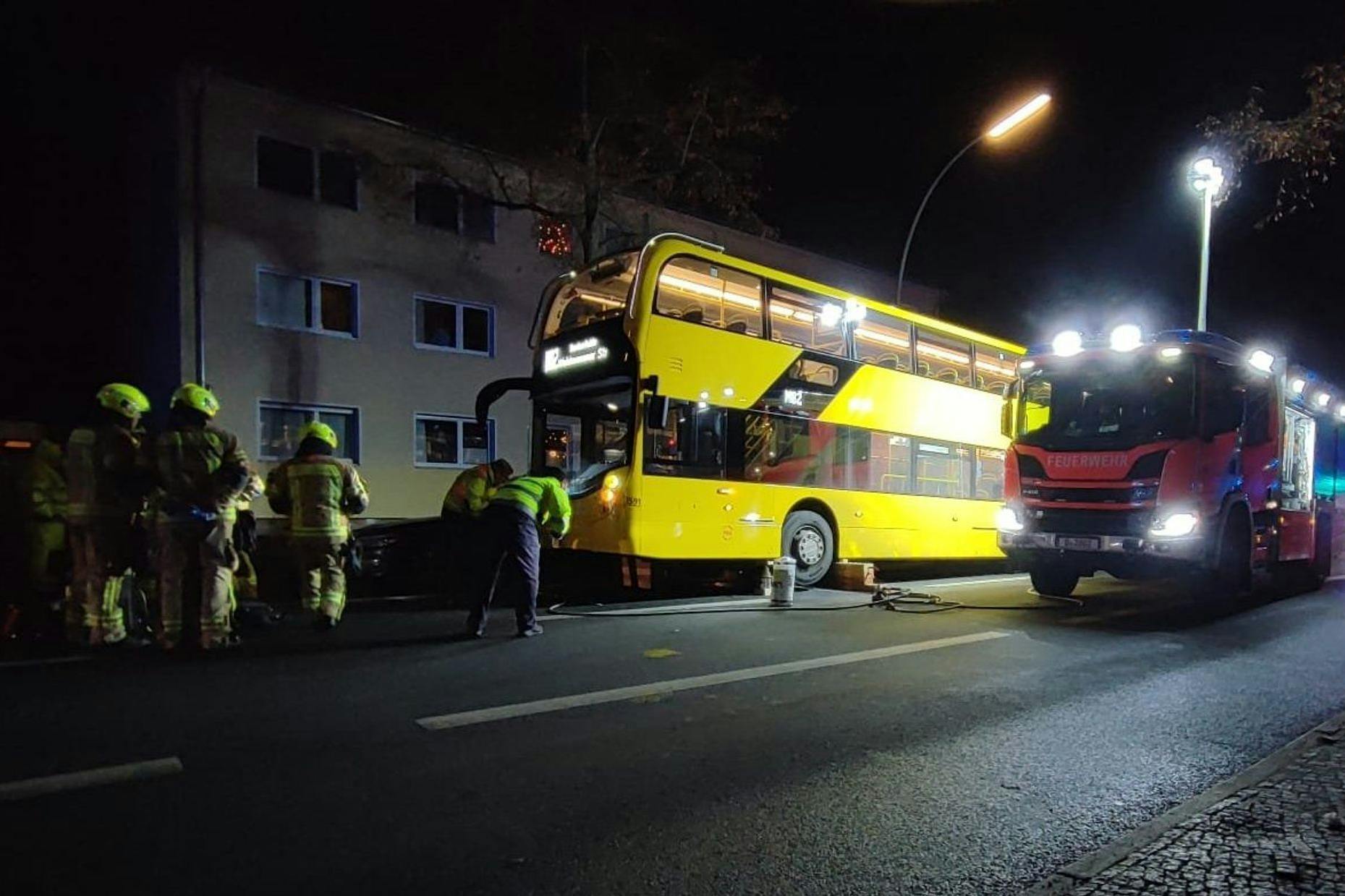 Bei einem schweren Verkehrsunfall mit einem BVG-Bus ist eine Jugendliche in Berlin ums Leben gekommen.