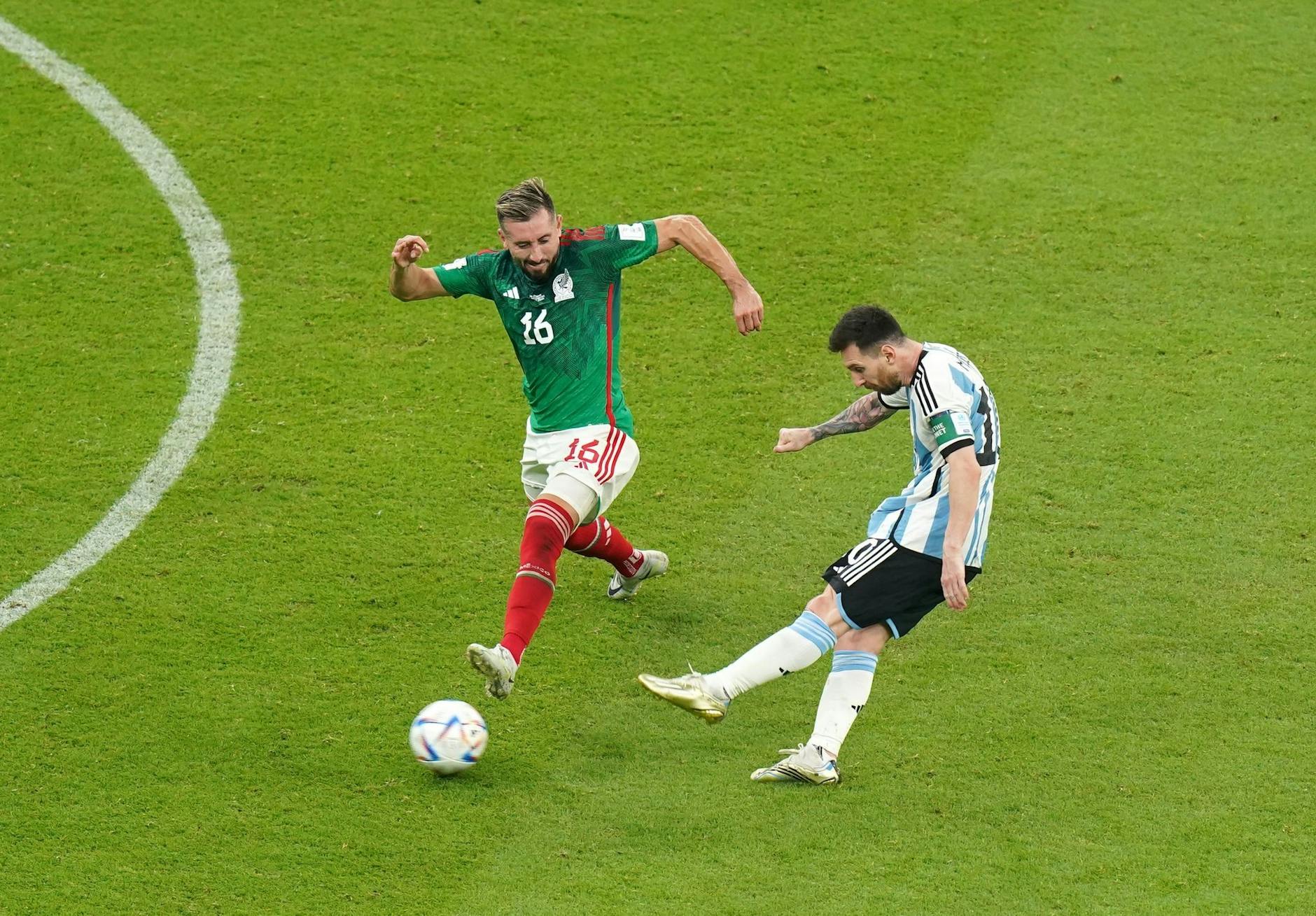 ARCHIV - Argentiniens Lionel Messi (r) kommt gegen Mexikos Hector Herrera zum Torabschluss.