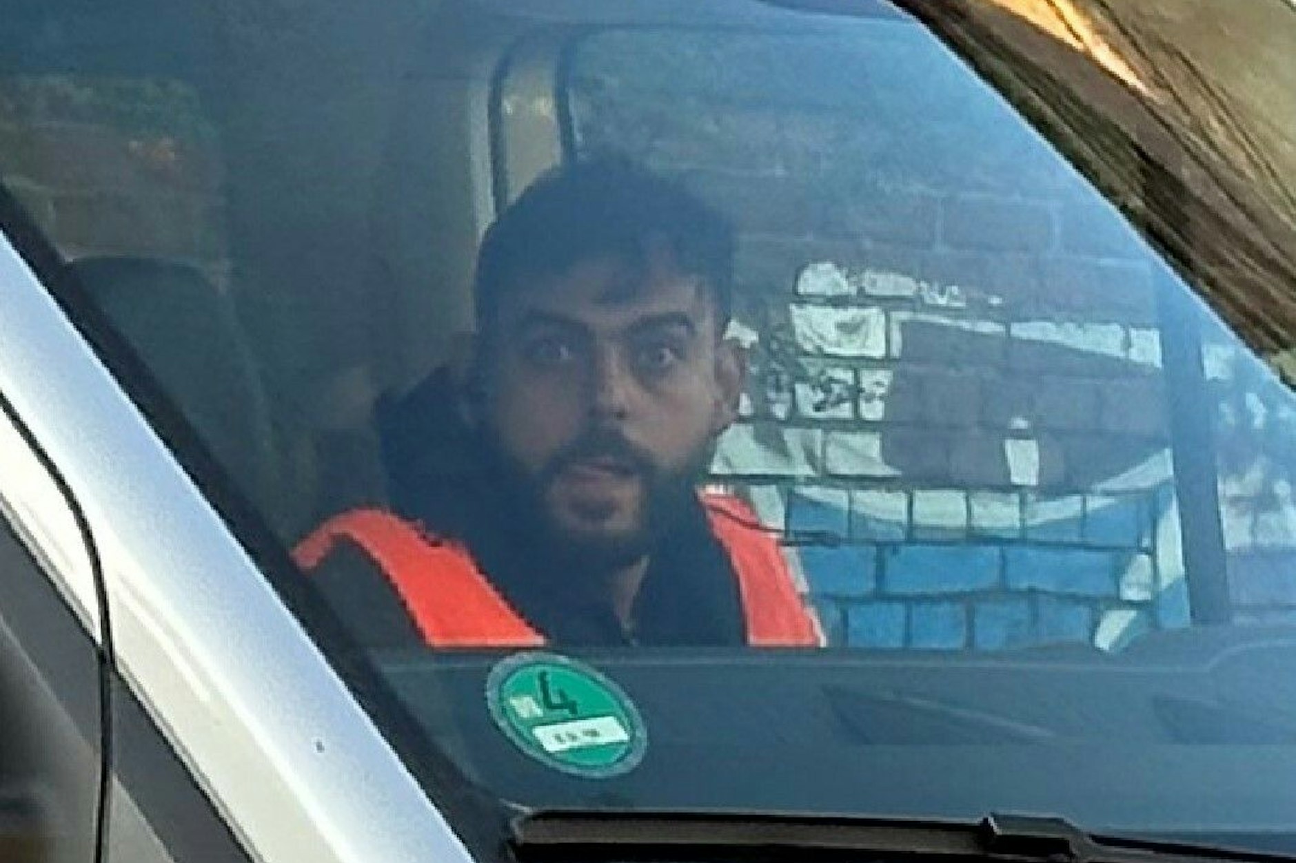 Dieser Mann soll am Diebstahl aus einem Geldautomaten an der Luckenwalder Straße beteiligt gewesen sein.