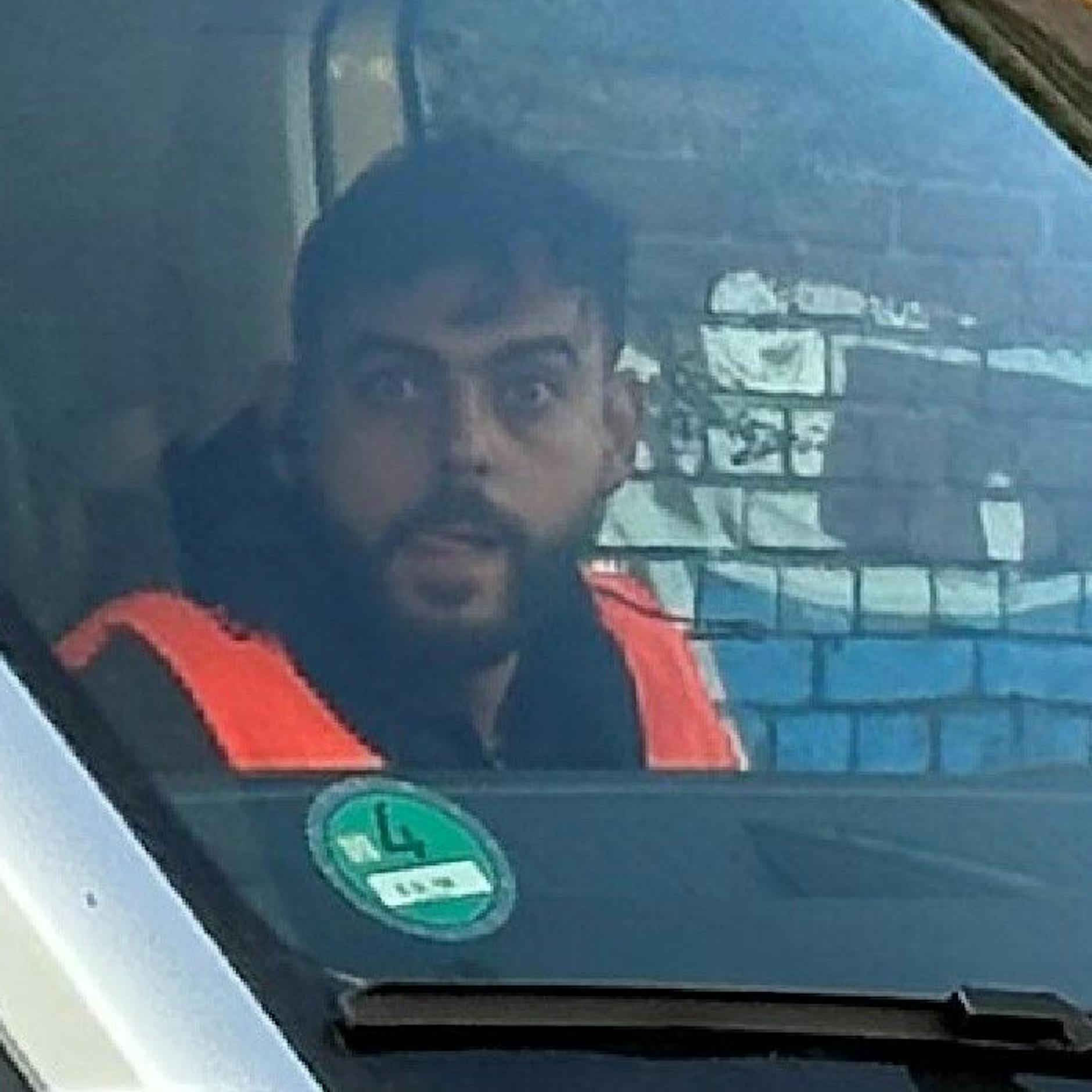 UPDATE! Identifiziert, aber wo ist der Geldautomaten-Knacker mit dem irren Blick?