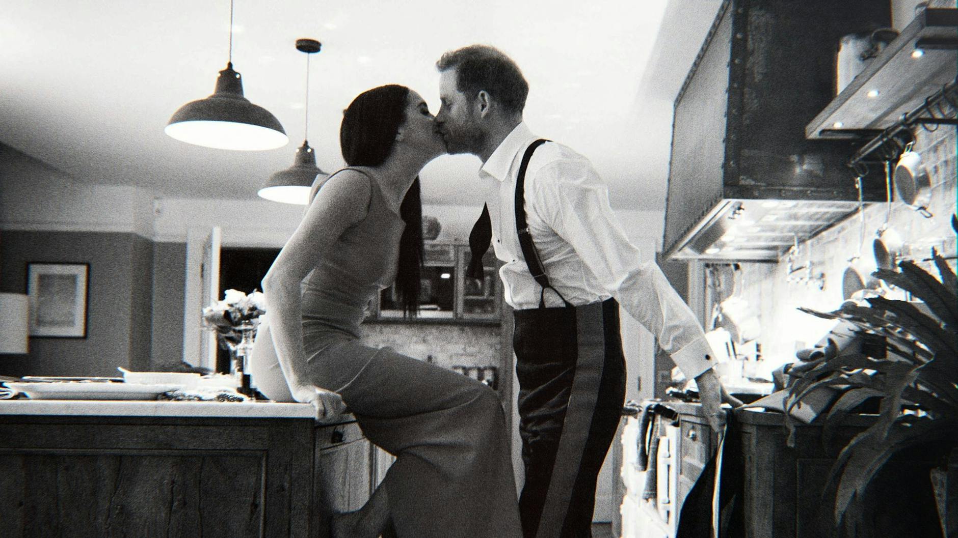 HANDOUT - Prinz Harry und Herzogin Meghan in einer Szene der Netflix-Doku. /dpa