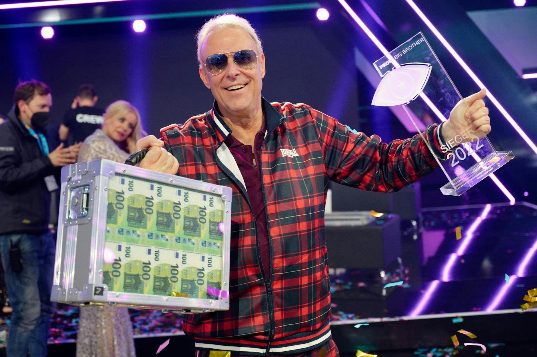 Box-Manager Rainer Gottwald bejubelt seinen Sieg in der Sat.1-Reality-Show «Promi Big Brother».