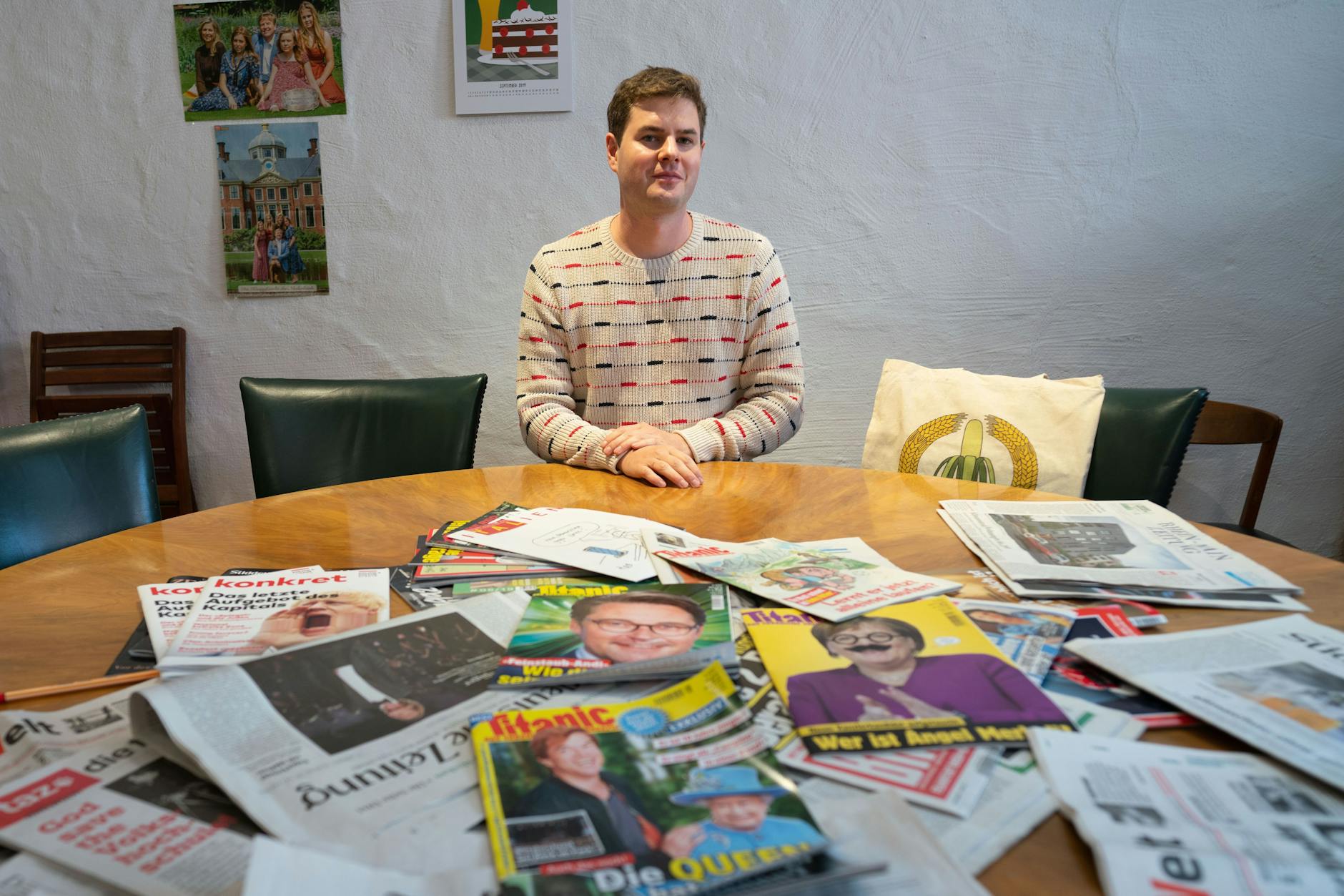 Moritz Hürtgen, ehemaliger Chefredakteur des Satiremagazins Titanic, am Konferenztisch in den Redaktionsräumen. 