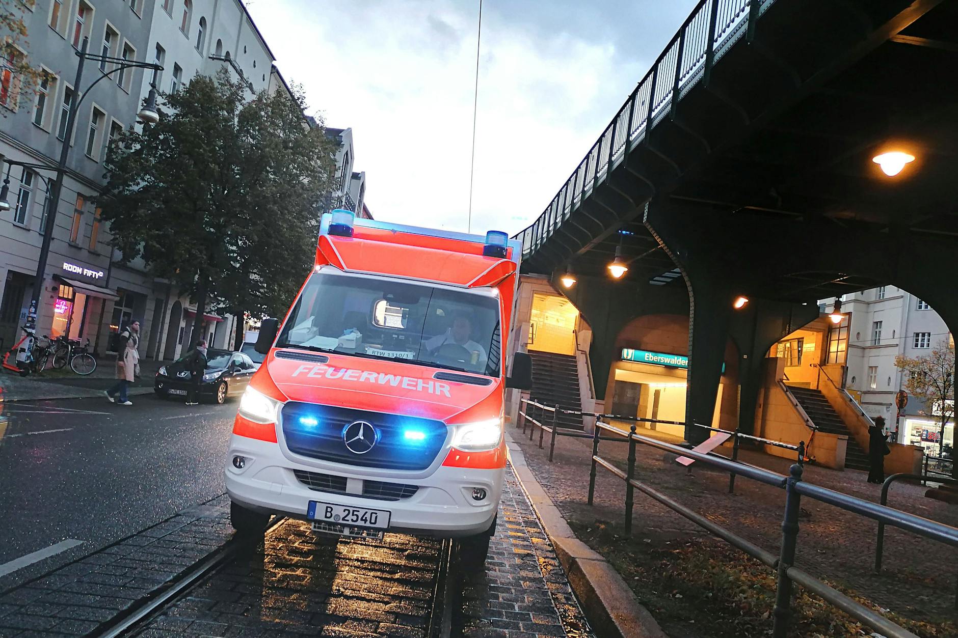 Die Berliner Feuerwehr mit Blaulicht auf einem Weg zum Einsatz. 