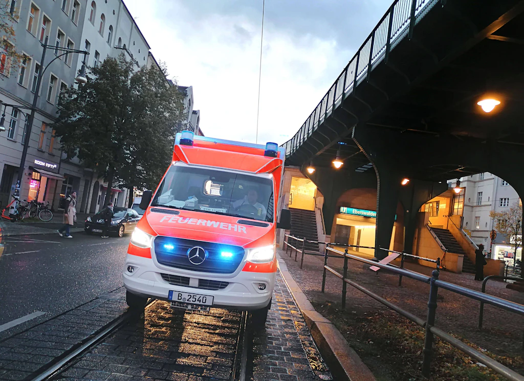 Berlin-Marzahn: Patient wartet über drei Stunden auf den Rettungswagen