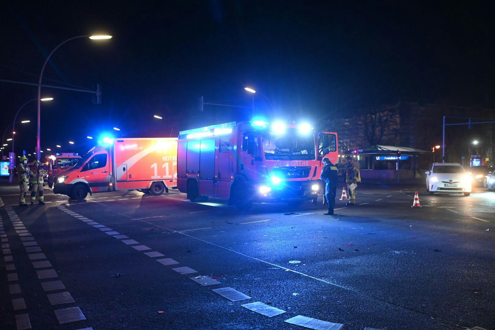 Das beschädigte Löschfahrzeug und ein Rettungswagen stehen auf der Kreuzung. 