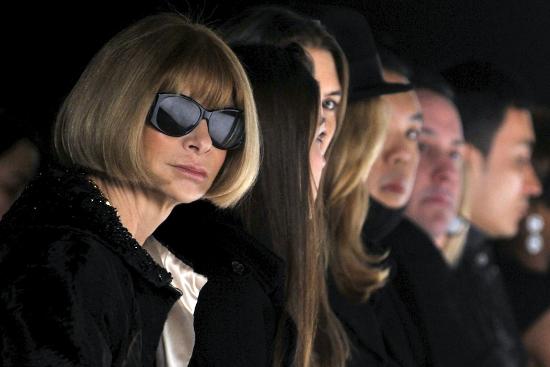 „I wear my sunglasses at night “– selten sieht man Anna Wintour ohne ihre Sonnenbrille. Sie trage sie, weil man dahinter nicht erahnen soll, ob sie das Geschehen auf dem Runway langweilt oder begeistert, lautet ein Gerücht.