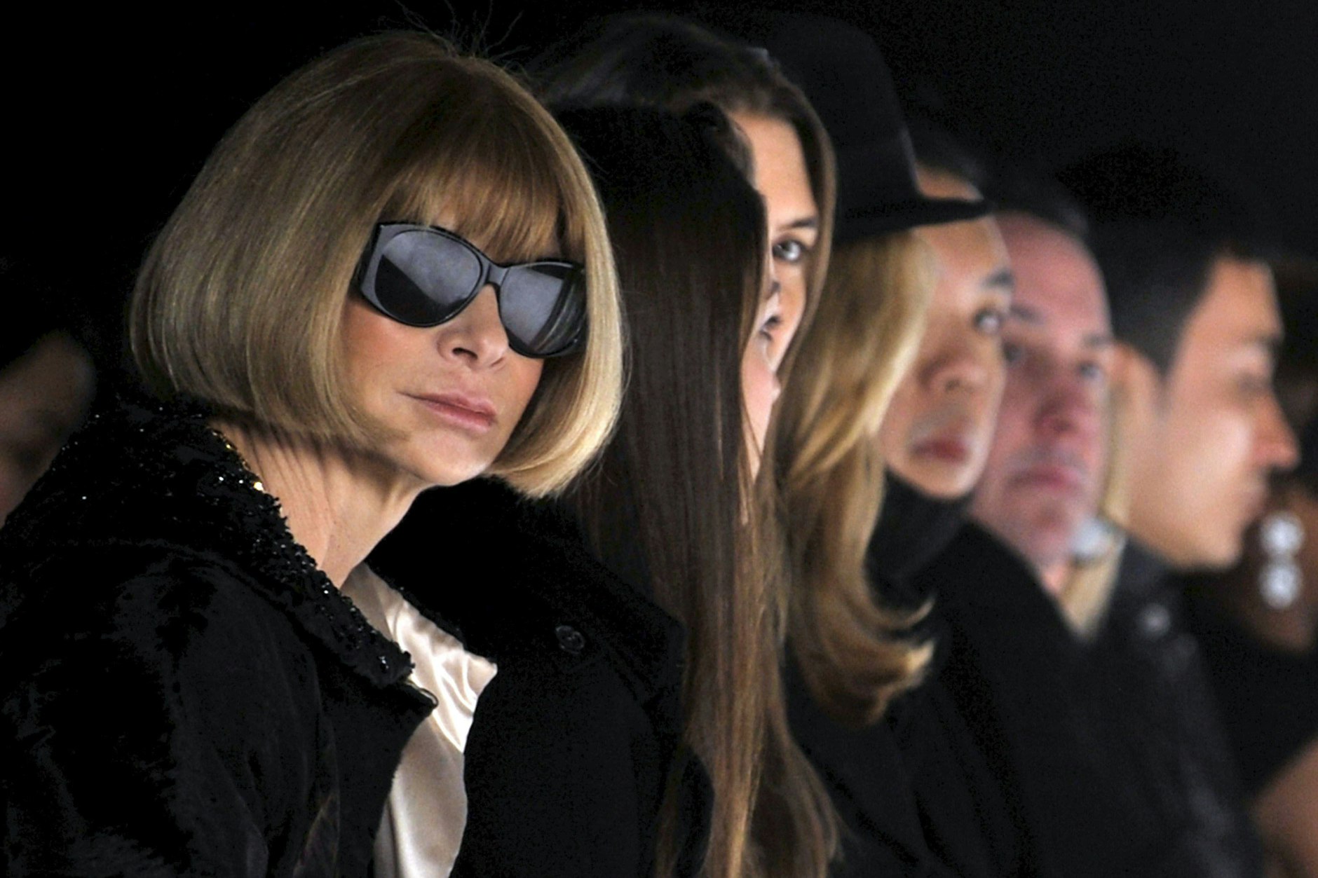 „I wear my sunglasses at night “–&nbsp;selten sieht man Anna Wintour ohne ihre Sonnenbrille. Sie trage sie, weil man dahinter nicht erahnen soll, ob sie das Geschehen auf dem Runway langweilt oder begeistert, lautet ein Gerücht.