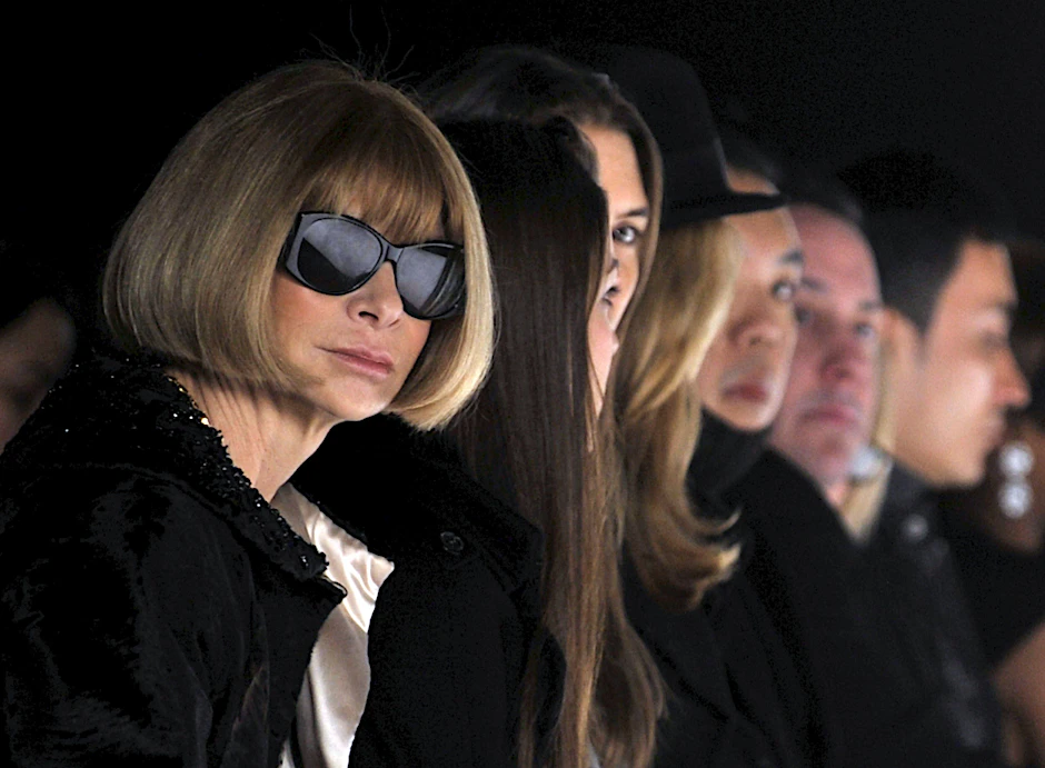 „I wear my sunglasses at night “–&nbsp;selten sieht man Anna Wintour ohne ihre Sonnenbrille. Sie trage sie, weil man dahinter nicht erahnen soll, ob sie das Geschehen auf dem Runway langweilt oder begeistert, lautet ein Gerücht.